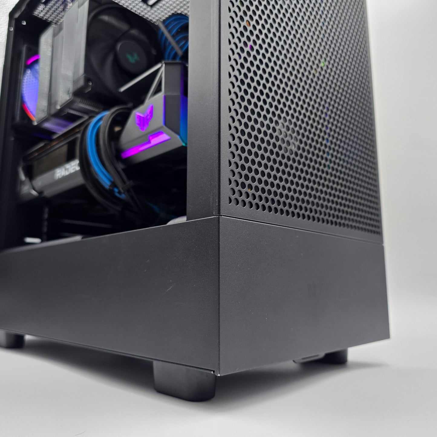 RX 7900XTX, Ryzen 9 7900X, 32GB DDR5, 2TB, Pre-Owned Gaming PC