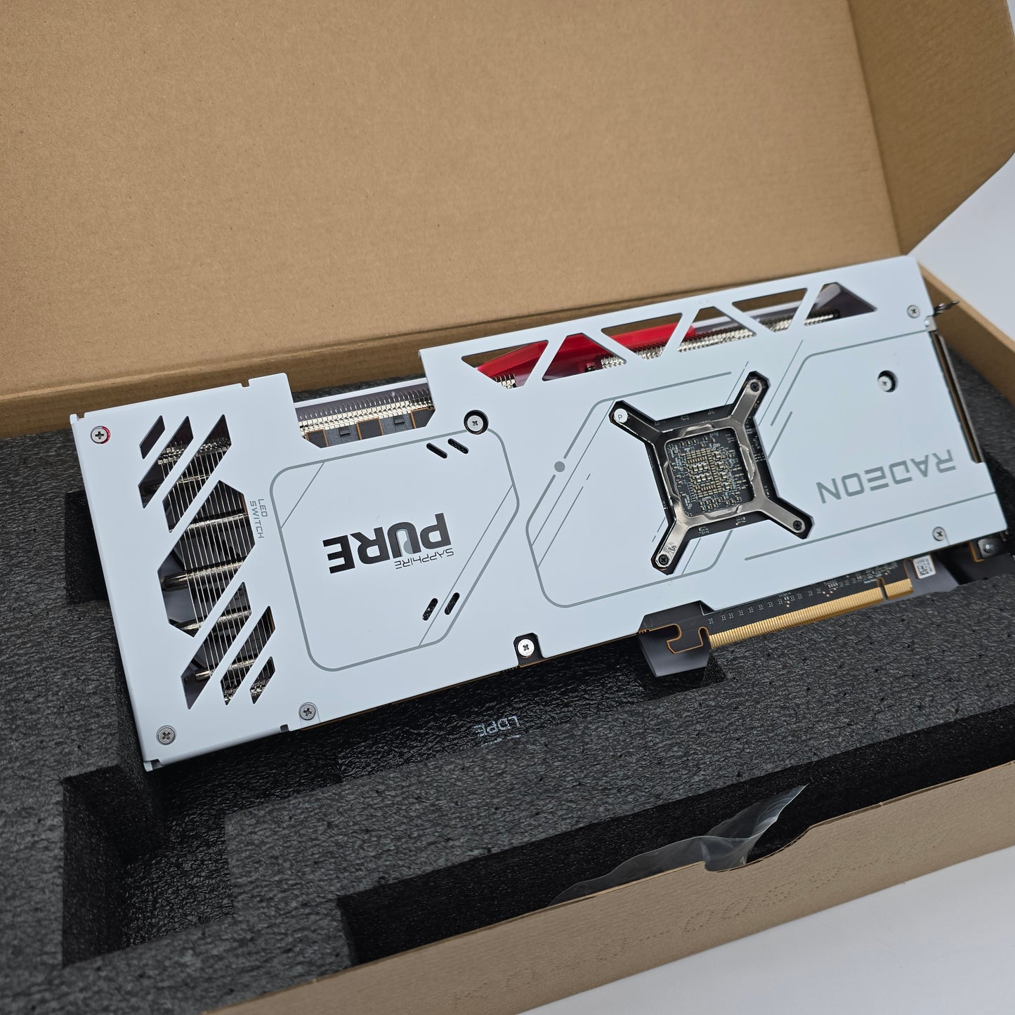 RX 7800XT Sapphire Nitro PURE White 16GB, AMD Radeon Gaming Graphics Card GPU