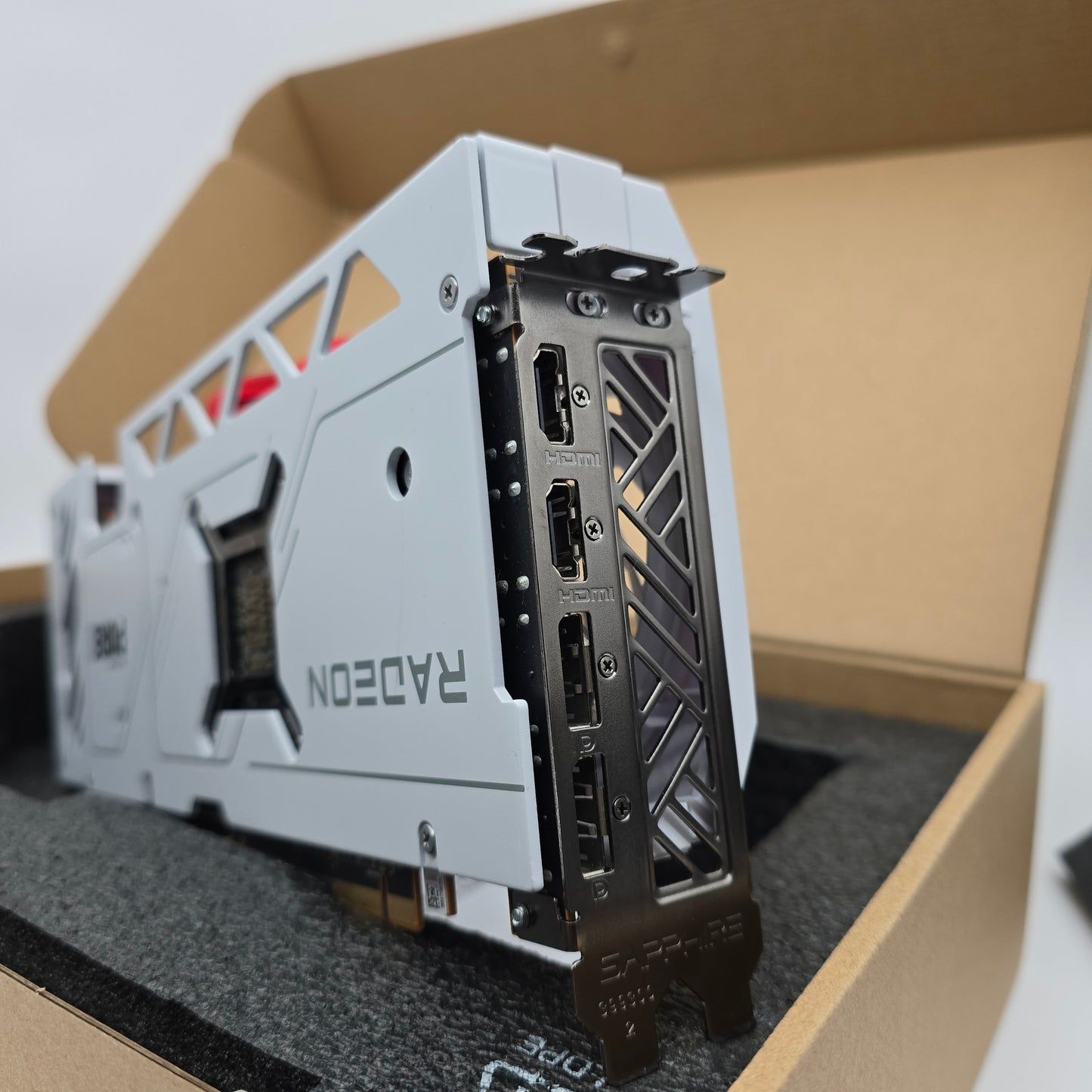 RX 7800XT Sapphire Nitro PURE White 16GB, AMD Radeon Gaming Graphics Card GPU