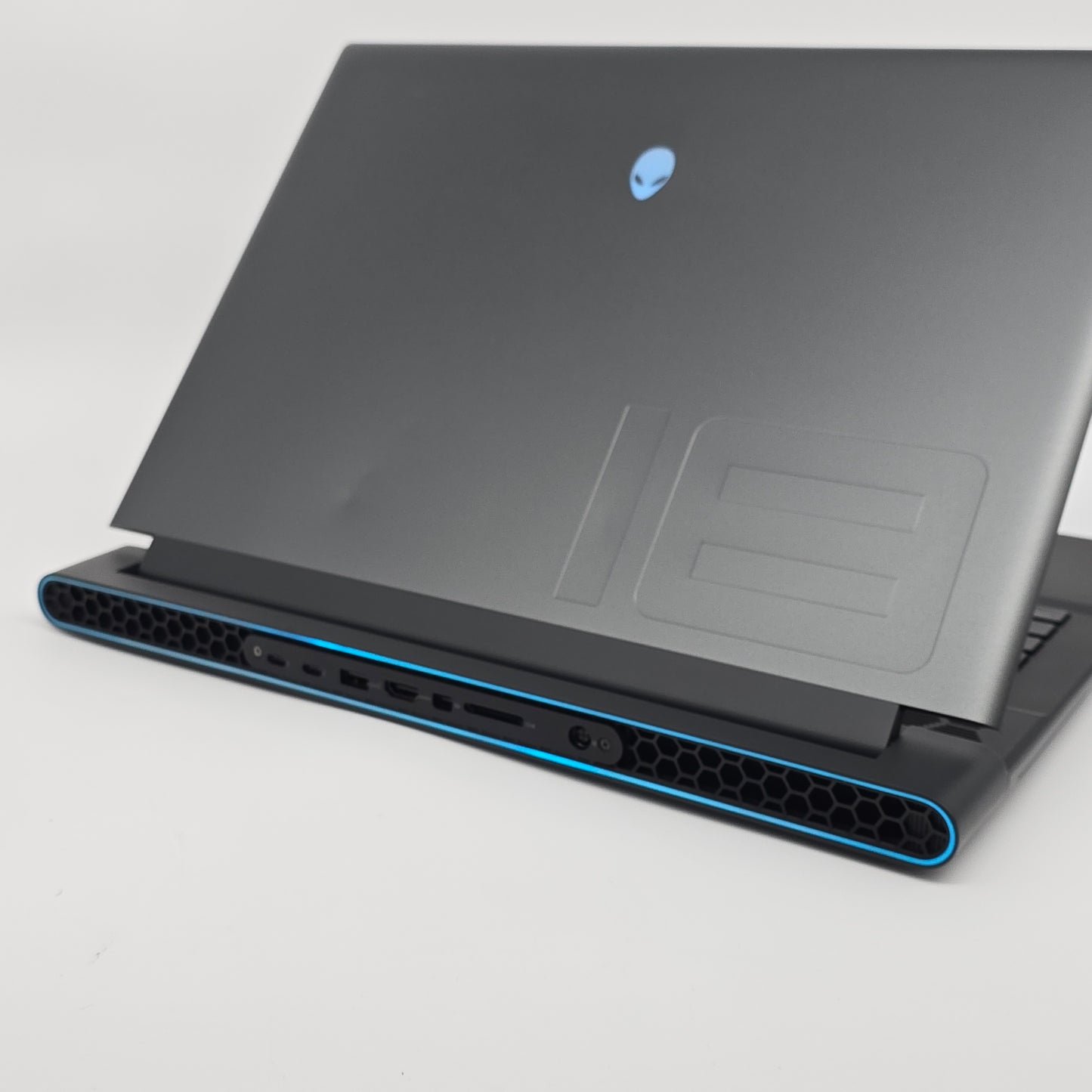 Alienware M18, RTX 4090, Intel i9-13980HX, 64GB DDR5, 4TB NVMe, 18" QHD 240Hz Gaming Laptop