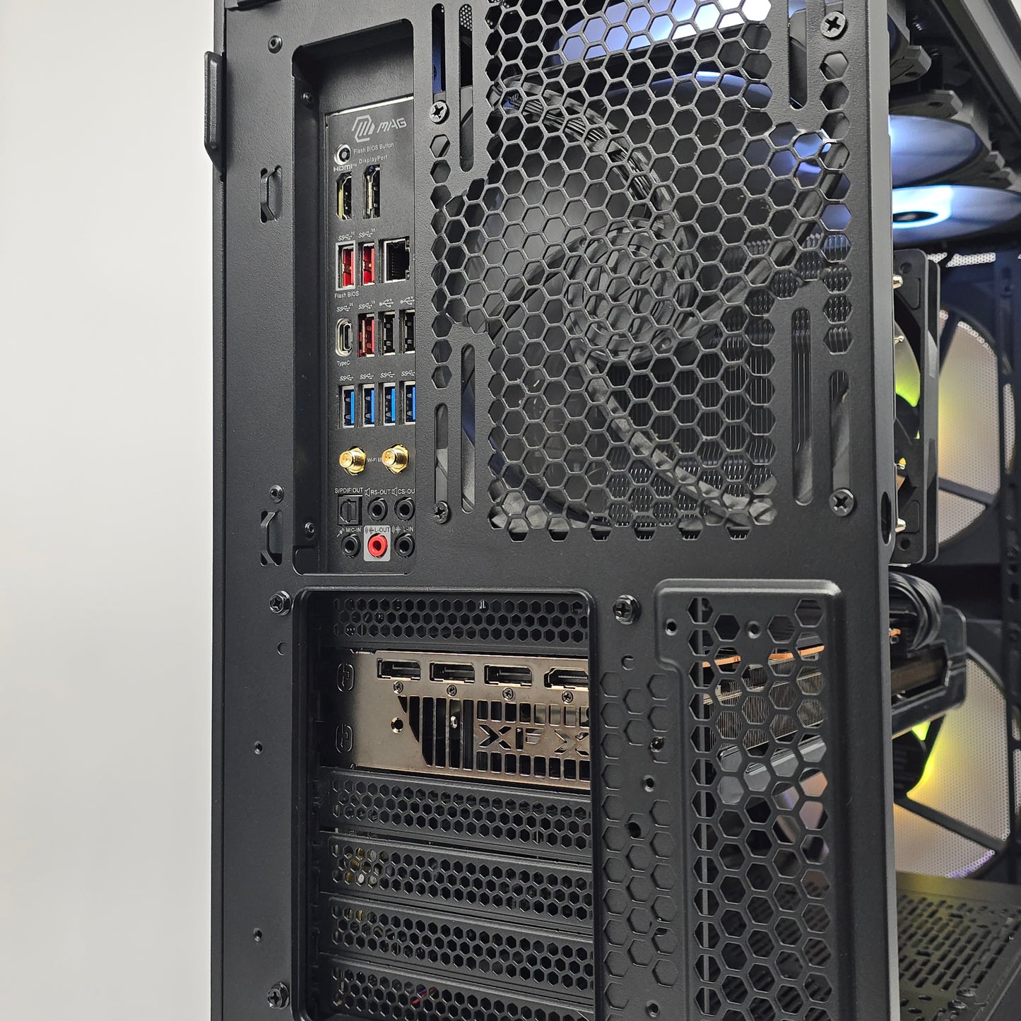 RX 6800 XT, Ryzen 7 7700X, 32GB DDR5, 2TB NVMe, Custom Lian Li RGB Gaming PC