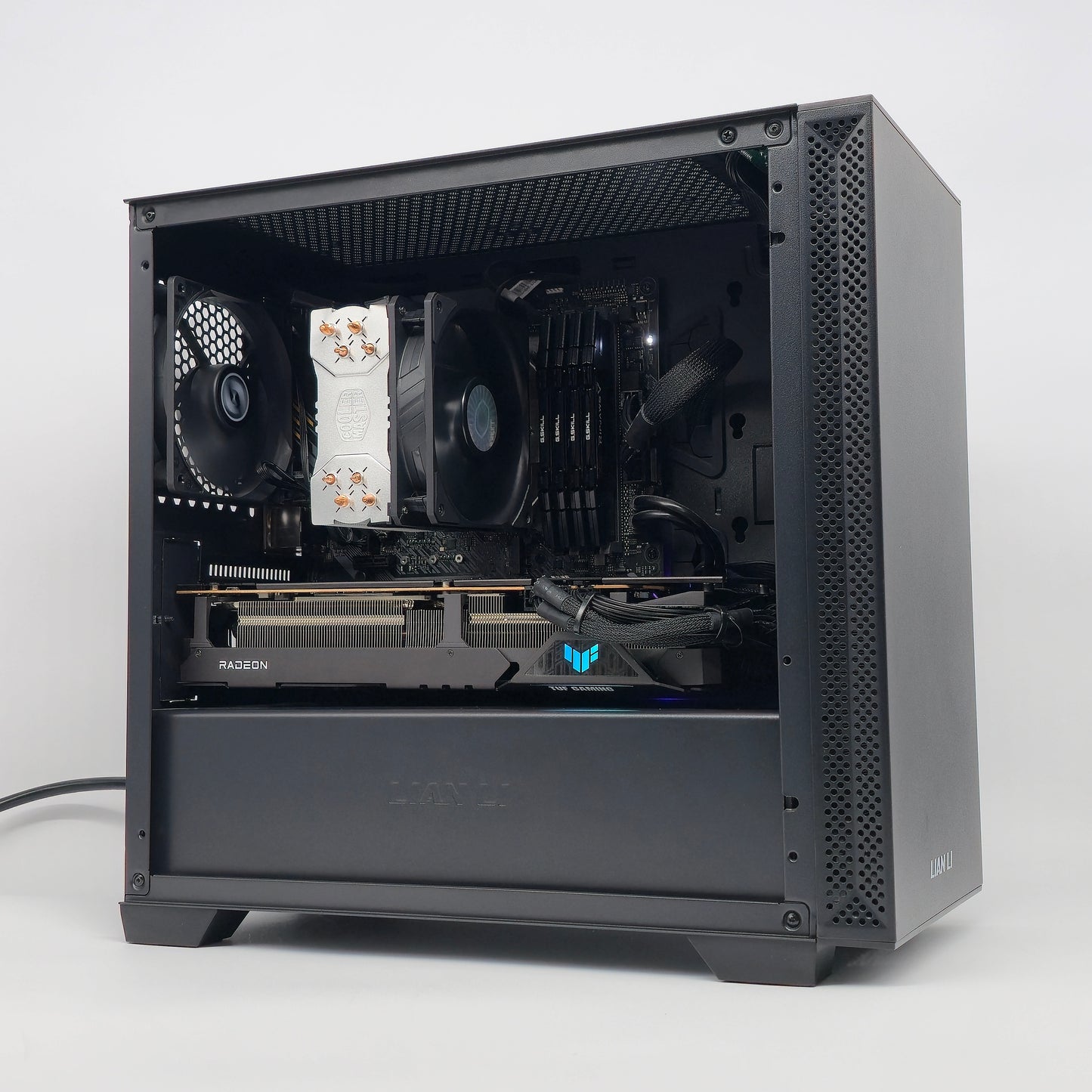 RX 6700 XT, Ryzen 5 5600X, 64GB DDR4 RAM, Lian Li Gaming PC