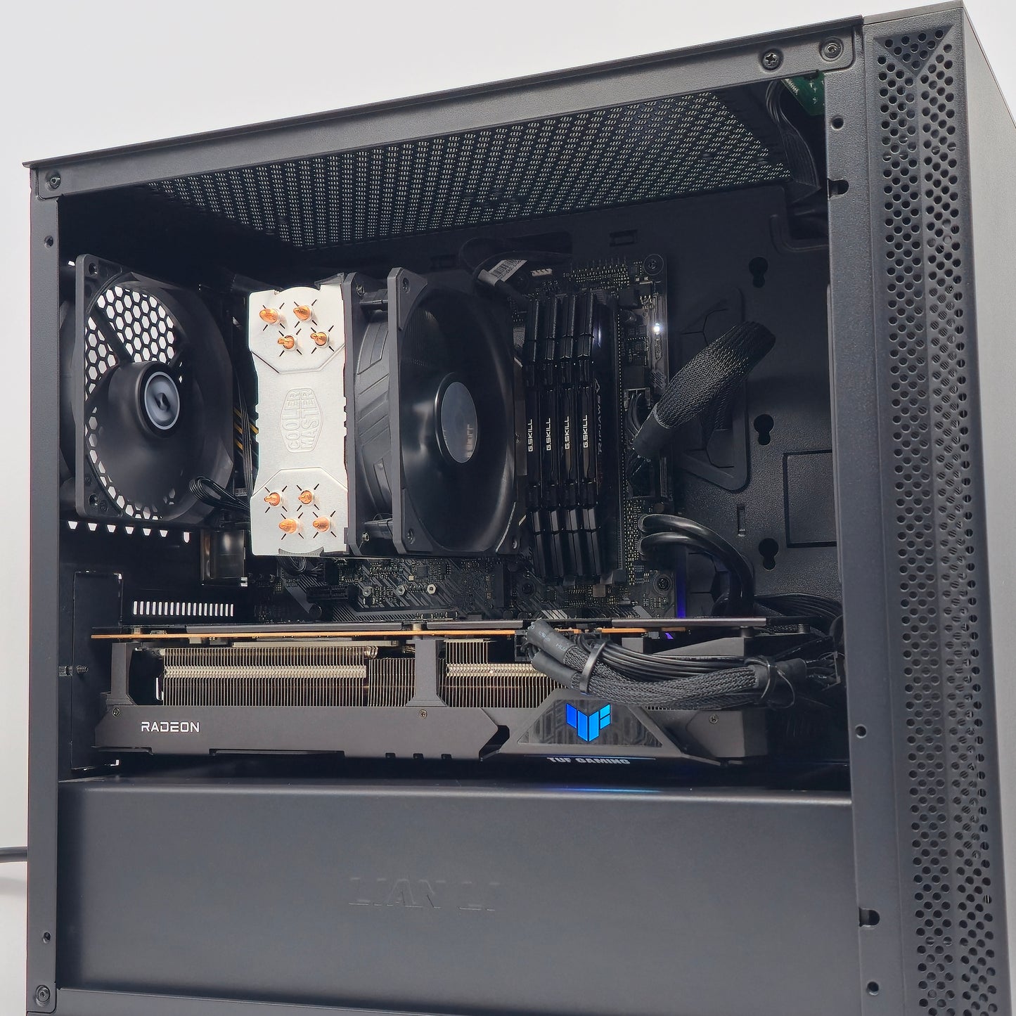 RX 6700 XT, Ryzen 5 5600X, 64GB DDR4 RAM, Lian Li Gaming PC
