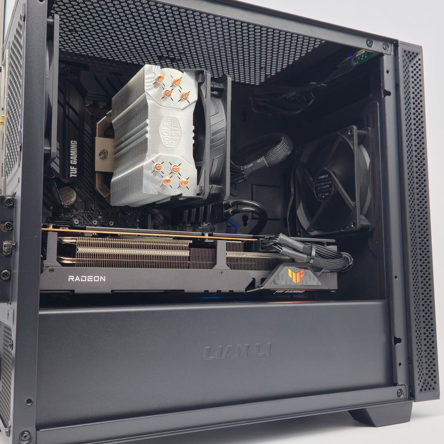 RX 6700 XT, Ryzen 5 5600X, 64GB DDR4 RAM, Lian Li Gaming PC