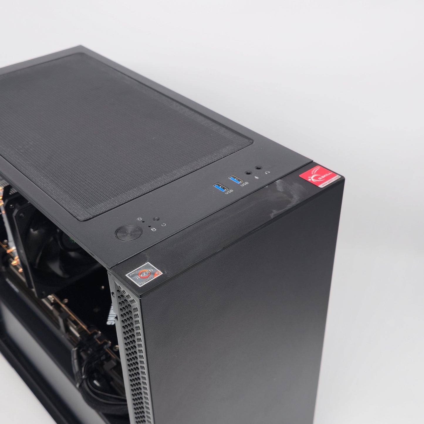 RX 6700 XT, Ryzen 5 5600X, 64GB DDR4 RAM, Lian Li Gaming PC