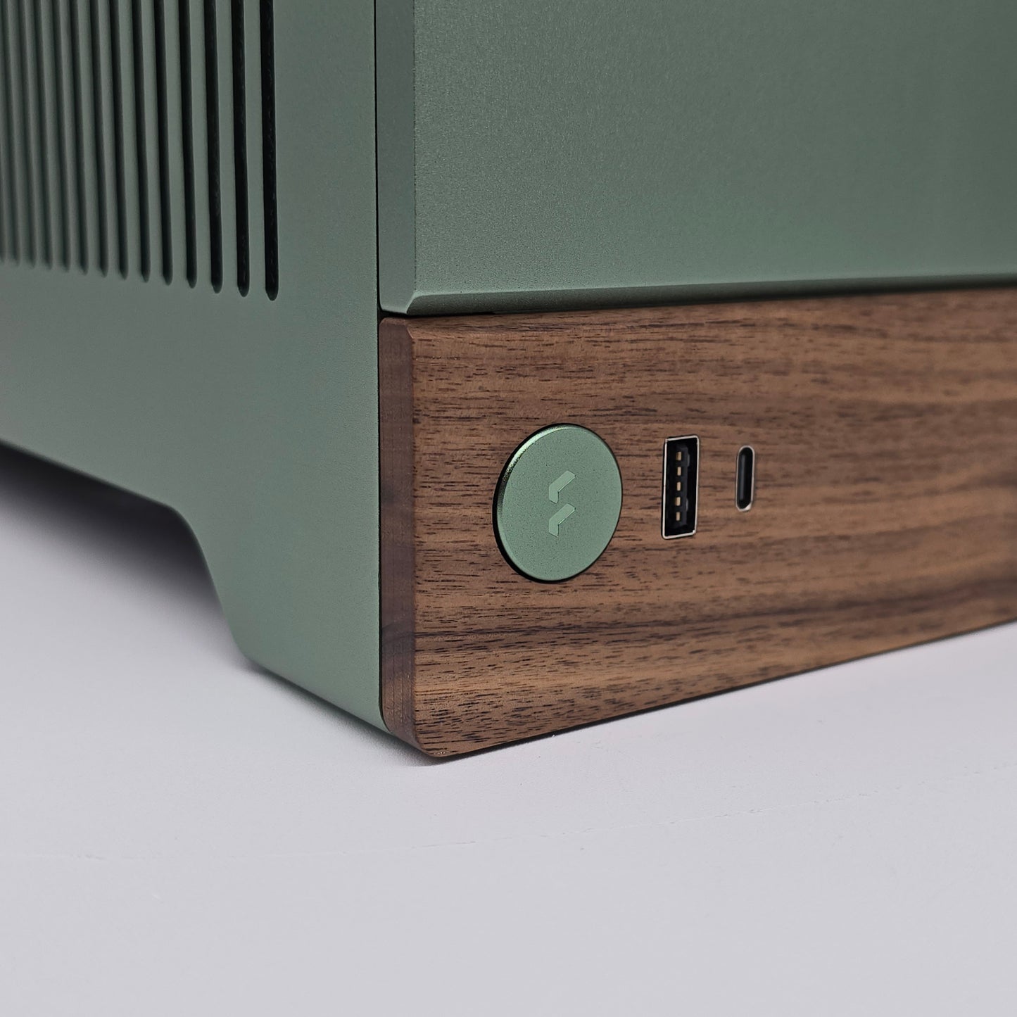 RTX 5090, Ryzen 9800X3D, 64GB DDR5, 4TB NVMe, Custom Fractal Terra Jade Mini-ITX Gaming PC