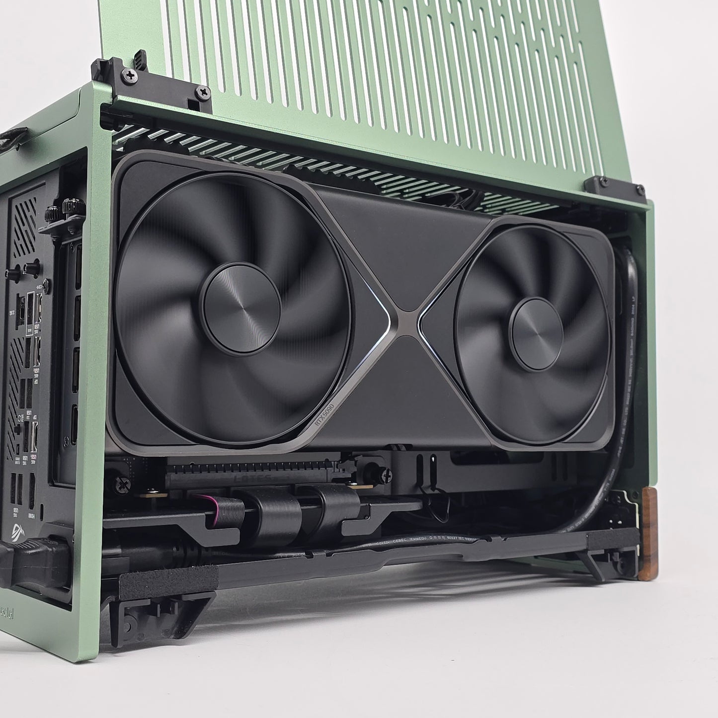 RTX 5090, Ryzen 9800X3D, 64GB DDR5, 4TB NVMe, Custom Fractal Terra Jade Mini-ITX Gaming PC