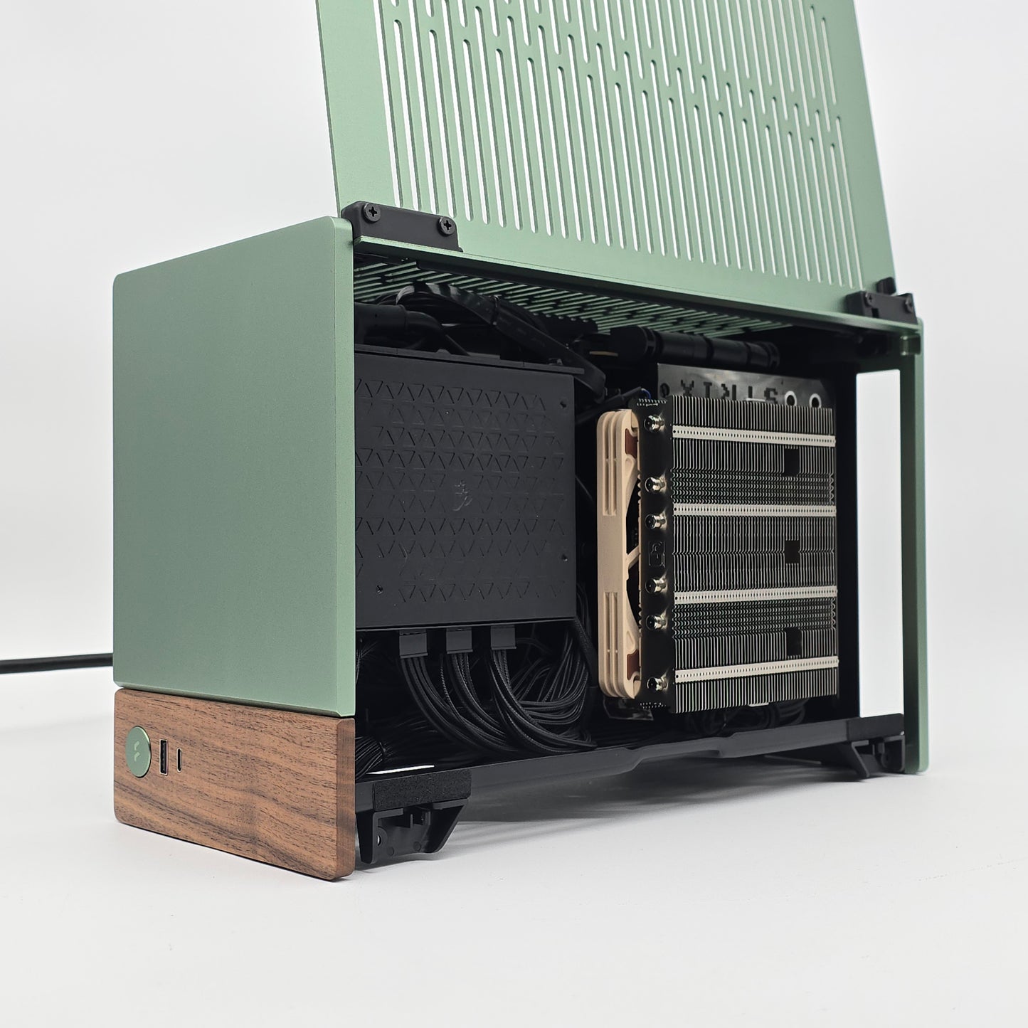 RTX 5090, Ryzen 9800X3D, 64GB DDR5, 4TB NVMe, Custom Fractal Terra Jade Mini-ITX Gaming PC