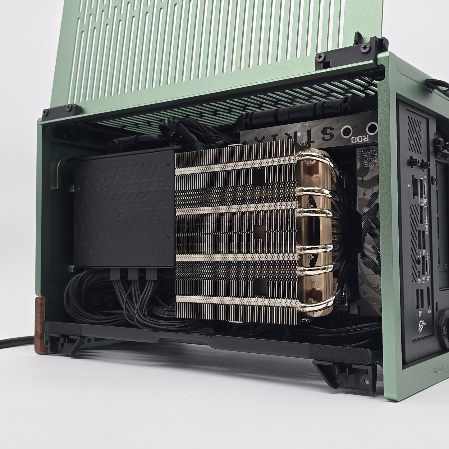 RTX 5090, Ryzen 9800X3D, 64GB DDR5, 4TB NVMe, Custom Fractal Terra Jade Mini-ITX Gaming PC