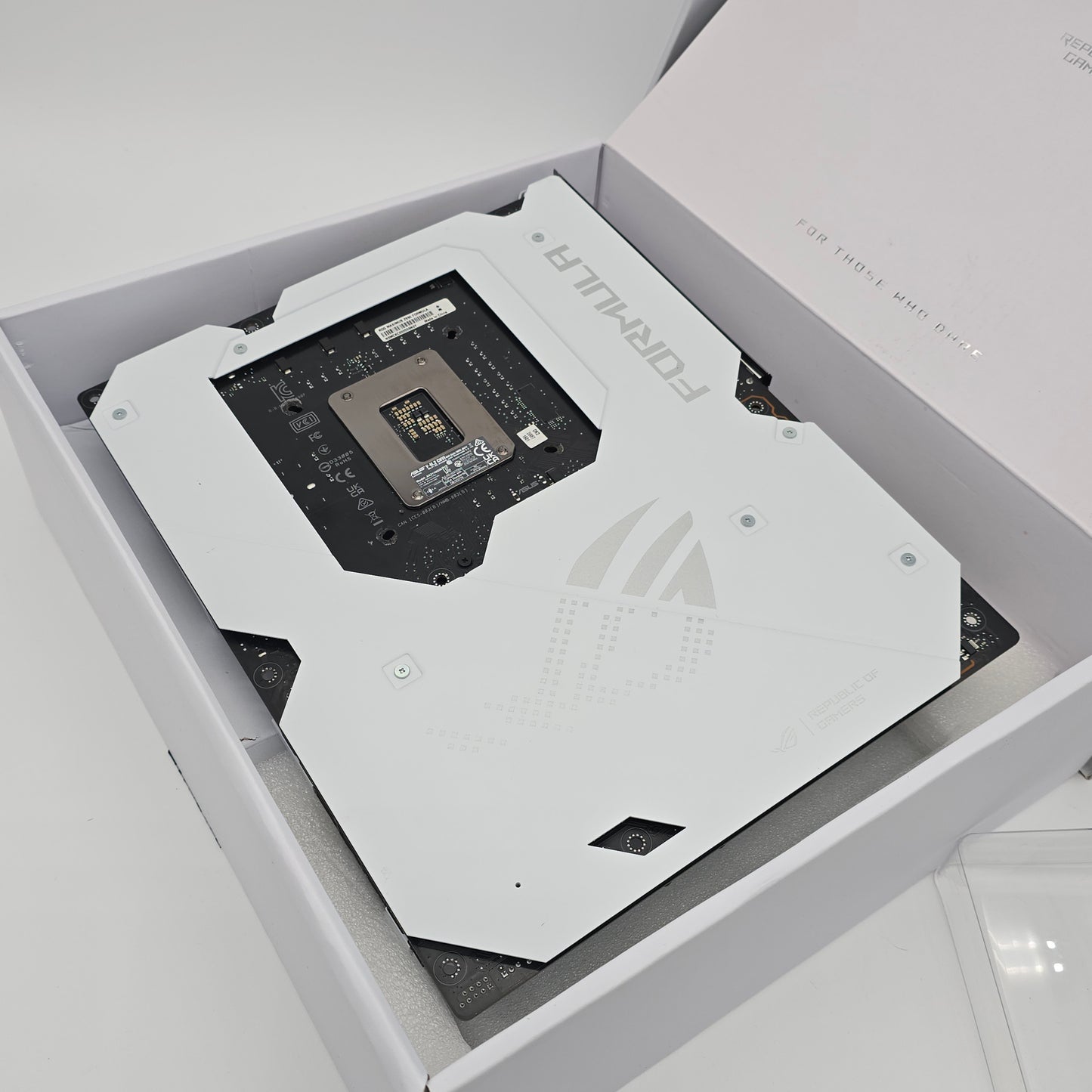 ASUS ROG Maximus Formula Z690 DDR5 White Gaming Motherboard, Intel Socket LGA 1700