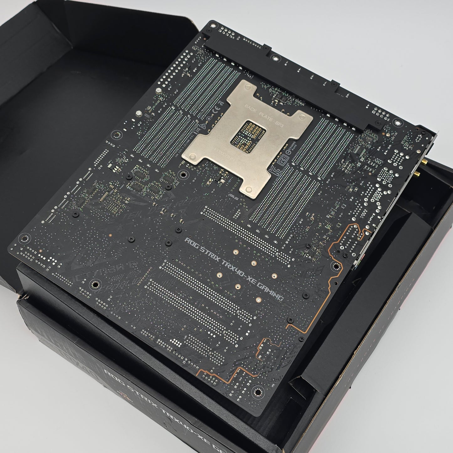 ASUS ROG STRIX TRX40-XE Gaming Motherboard for AMD Ryzen Threadripper Socket sTRX4