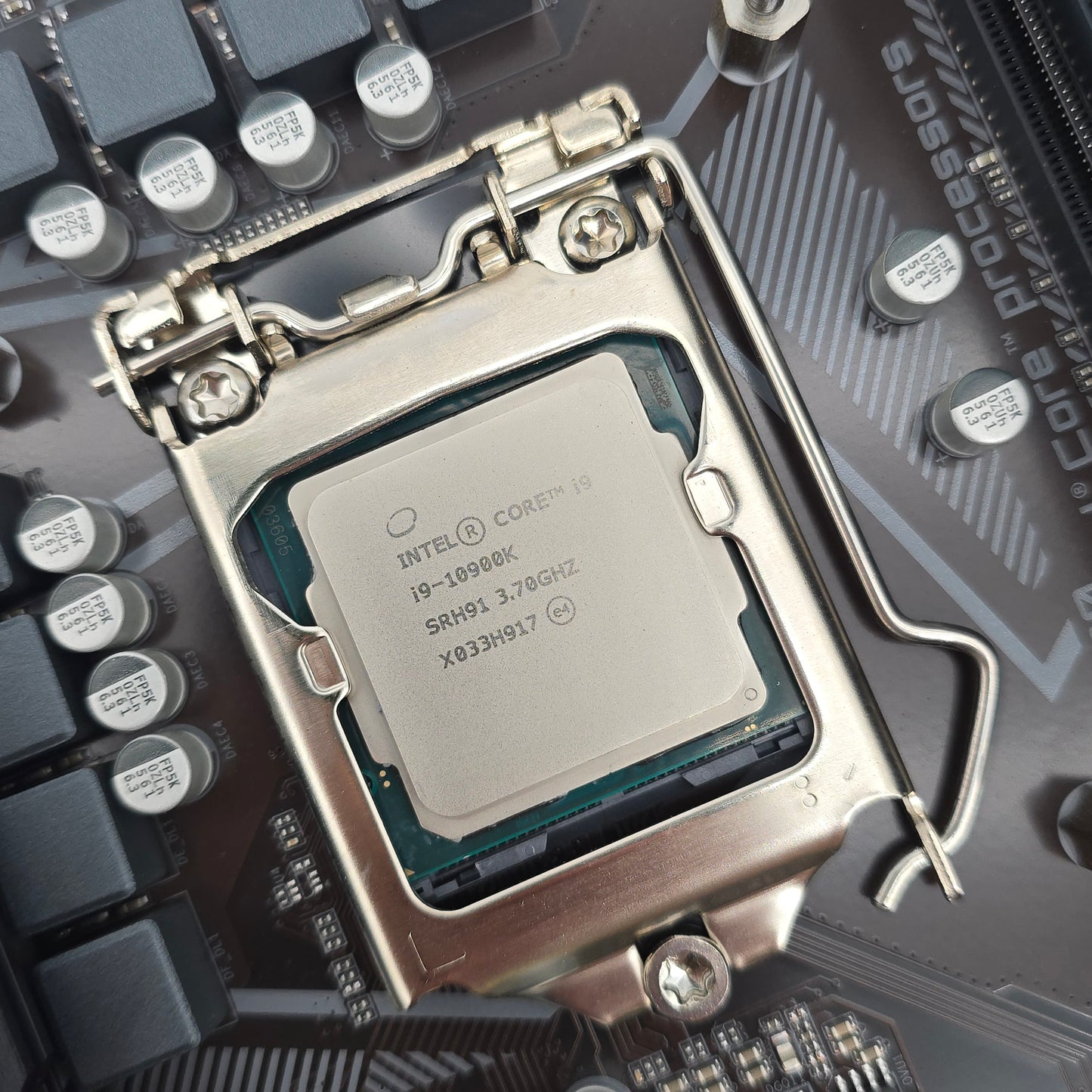 Intel i9-10900K, Gigabyte B560 Motherboard, 32GB Corsair Dominator Platinum DDR4 RAM COMBO