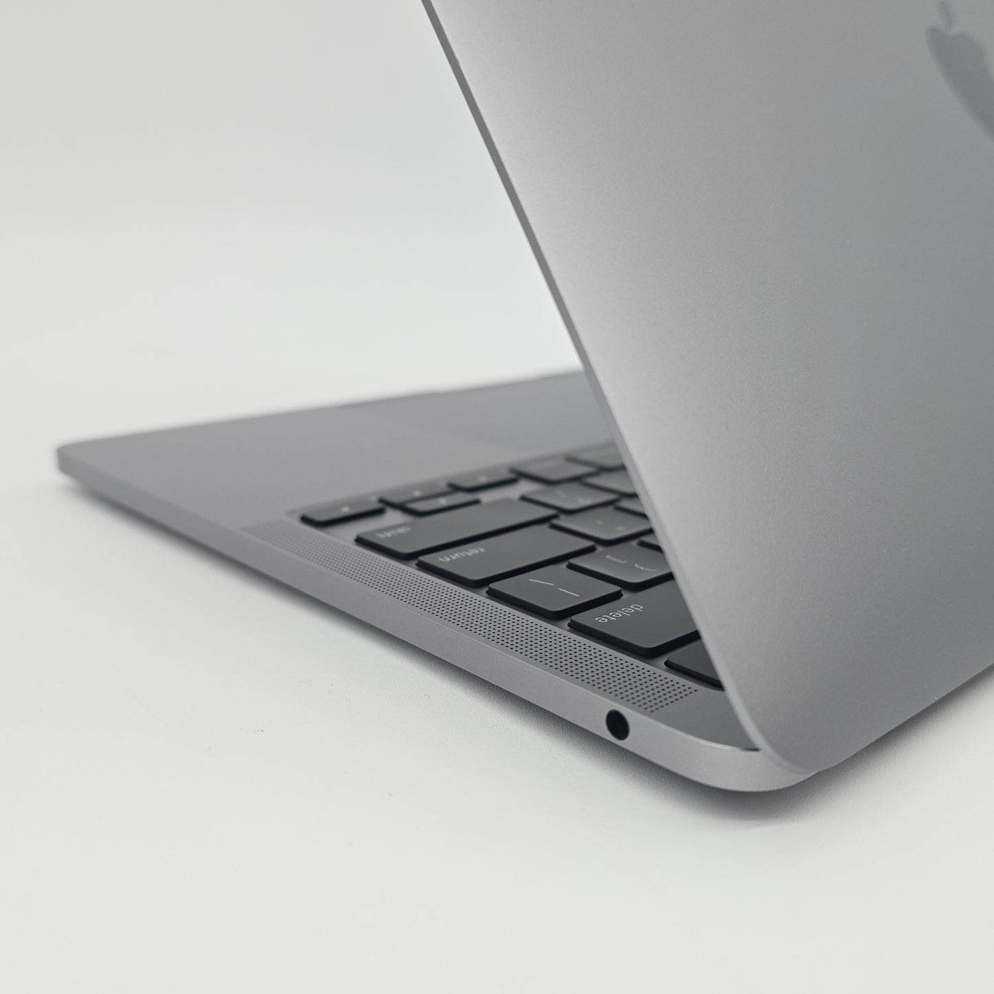 Macbook Pro 13" M1, 8GB RAM, 256GB SSD, Touchbar w/ TouchID, 31 Cycles