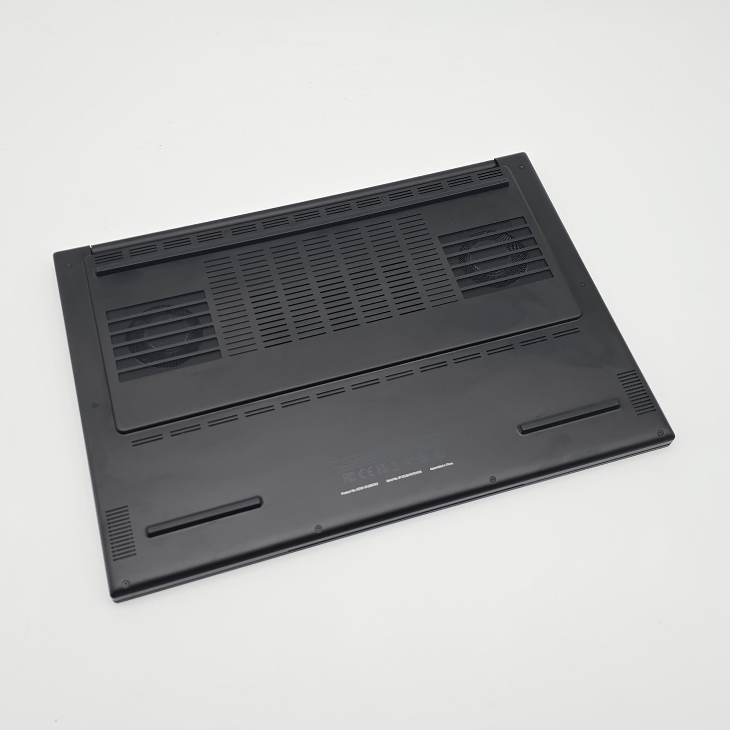 Razer Blade 16 OLED, NVIDIA RTX 5060, AMD Ryzen AI 9 365, 16GB DDR5, 3TB NVME, QHD+ 240Hz, Gaming Laptop