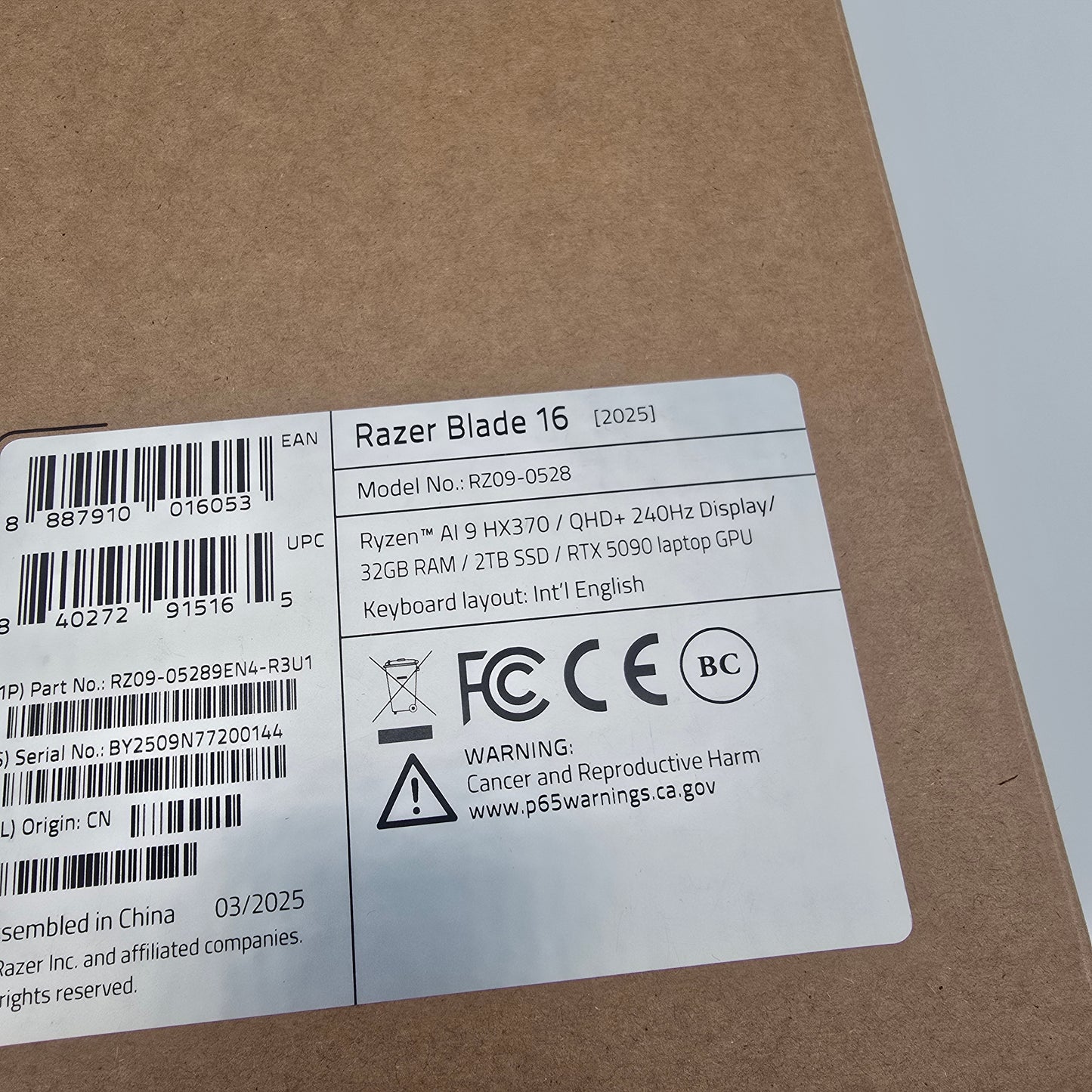 Razer Blade 16 OLED, NVIDIA RTX 5090, AMD Ryzen AI 9 HX370, 32GB DDR5, 2TB NVMe, QHD+ 240Hz, Gaming Laptop