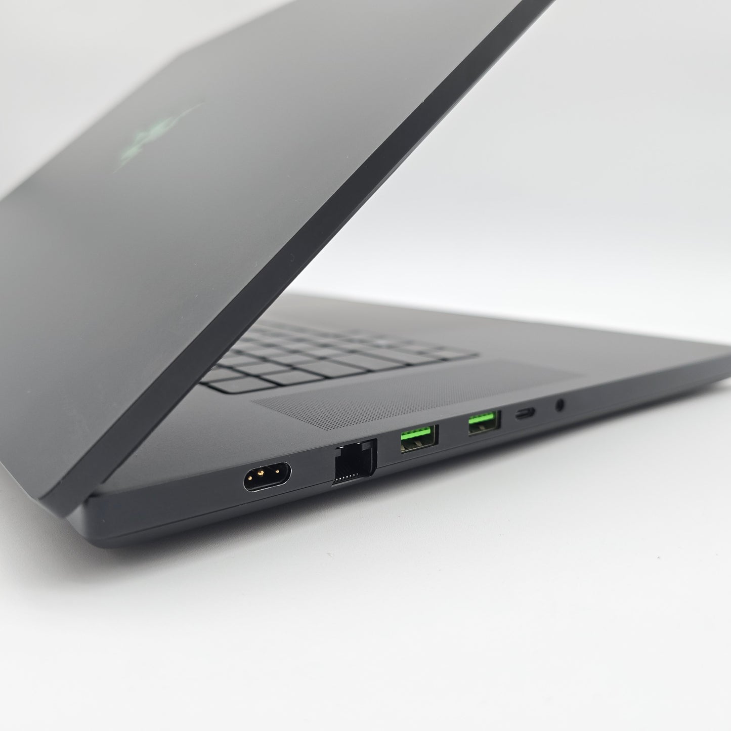 Razer Blade 18, RTX 4090, i9-13950HX, 32GB DDR5, 2TB NVMe, Like New Gaming Laptop