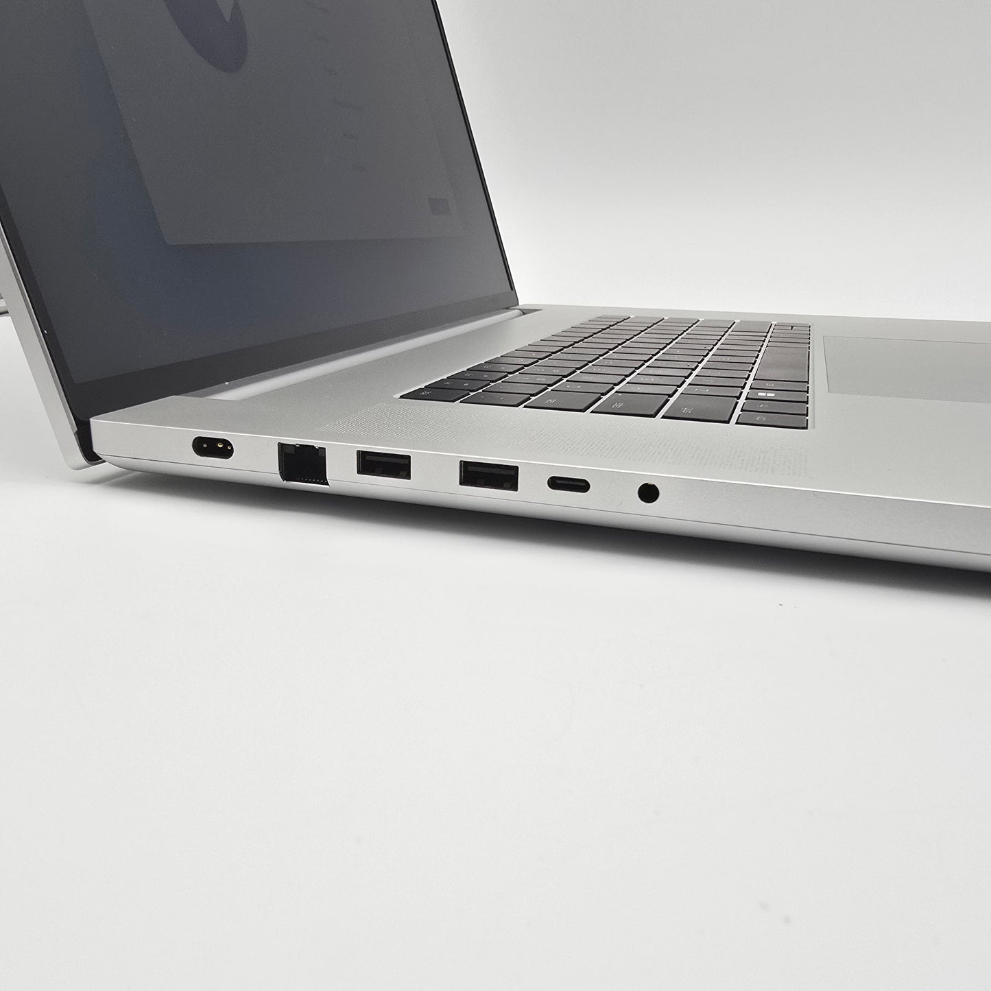 Razer Blade 18 Mercury White, NVIDIA RTX 4090, Intel i9-13950HX, 32GB DDR5, 2TB Storage, 18" QHD+ 240Hz LCD Gaming Laptop