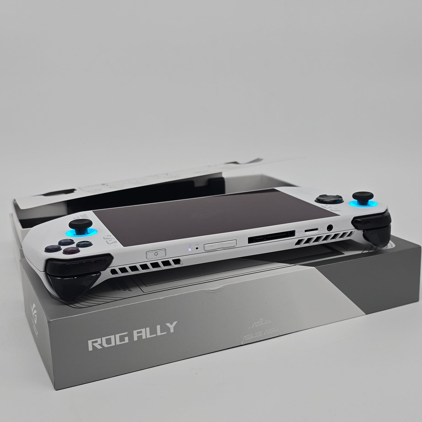 ASUS ROG Ally Z1 Extreme, 512GB SSD, Handheld Portable Gaming PC