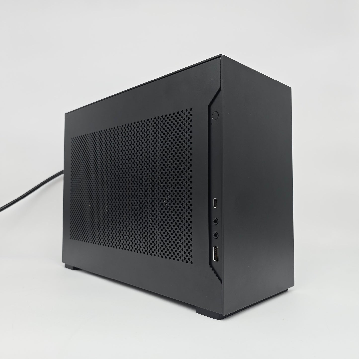 RTX 4080 Founders Edition, Ryzen 7 9800X3D, 32GB DDR5, 2TB NVMe, Lian Li DAN SFX Custom Gaming PC