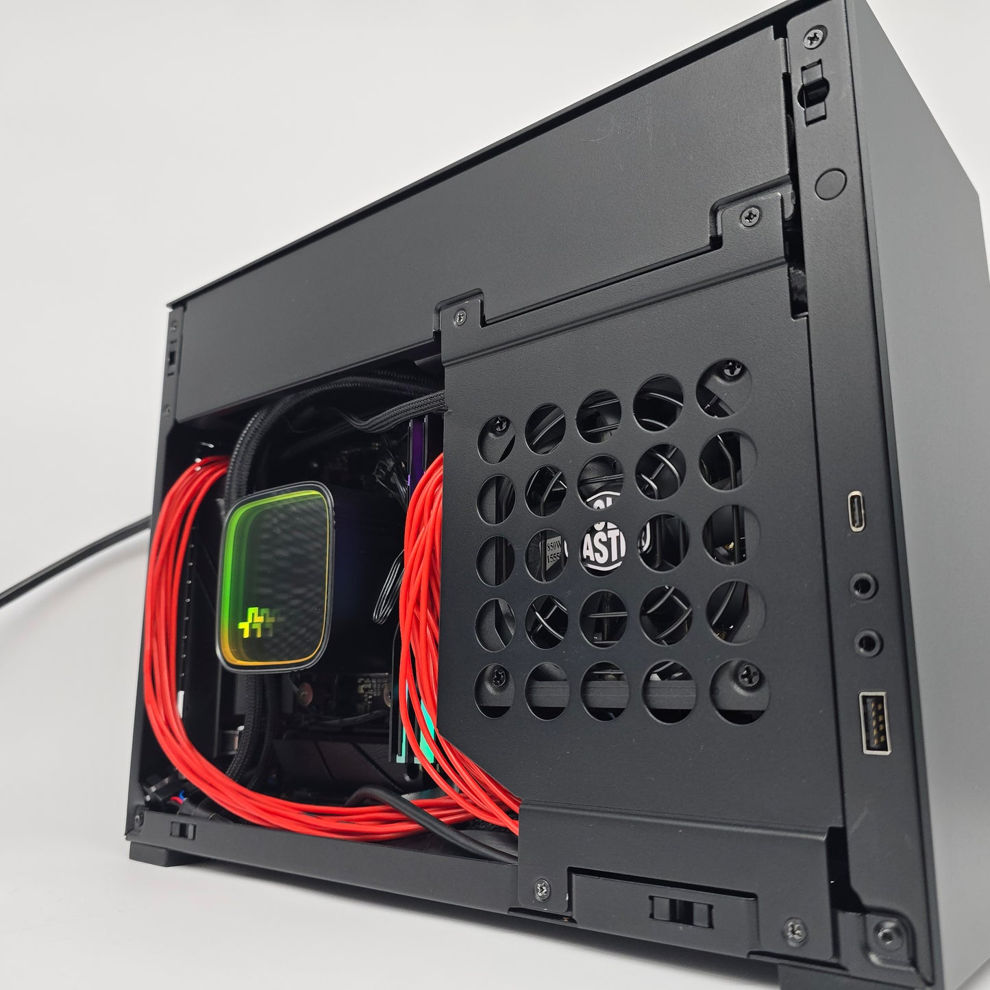RTX 4080 Founders Edition, Ryzen 7 9800X3D, 32GB DDR5, 2TB NVMe, Lian Li DAN SFX Custom Gaming PC