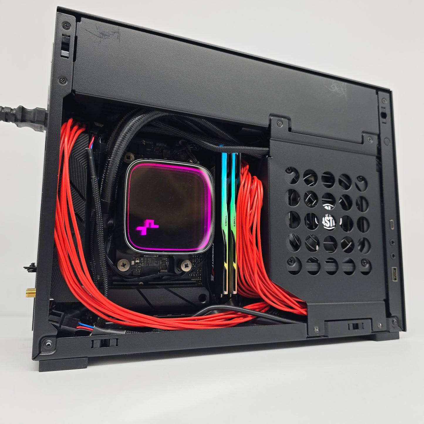 RTX 4080 Founders Edition, Ryzen 7 9800X3D, 32GB DDR5, 2TB NVMe, Lian Li DAN SFX Custom Gaming PC