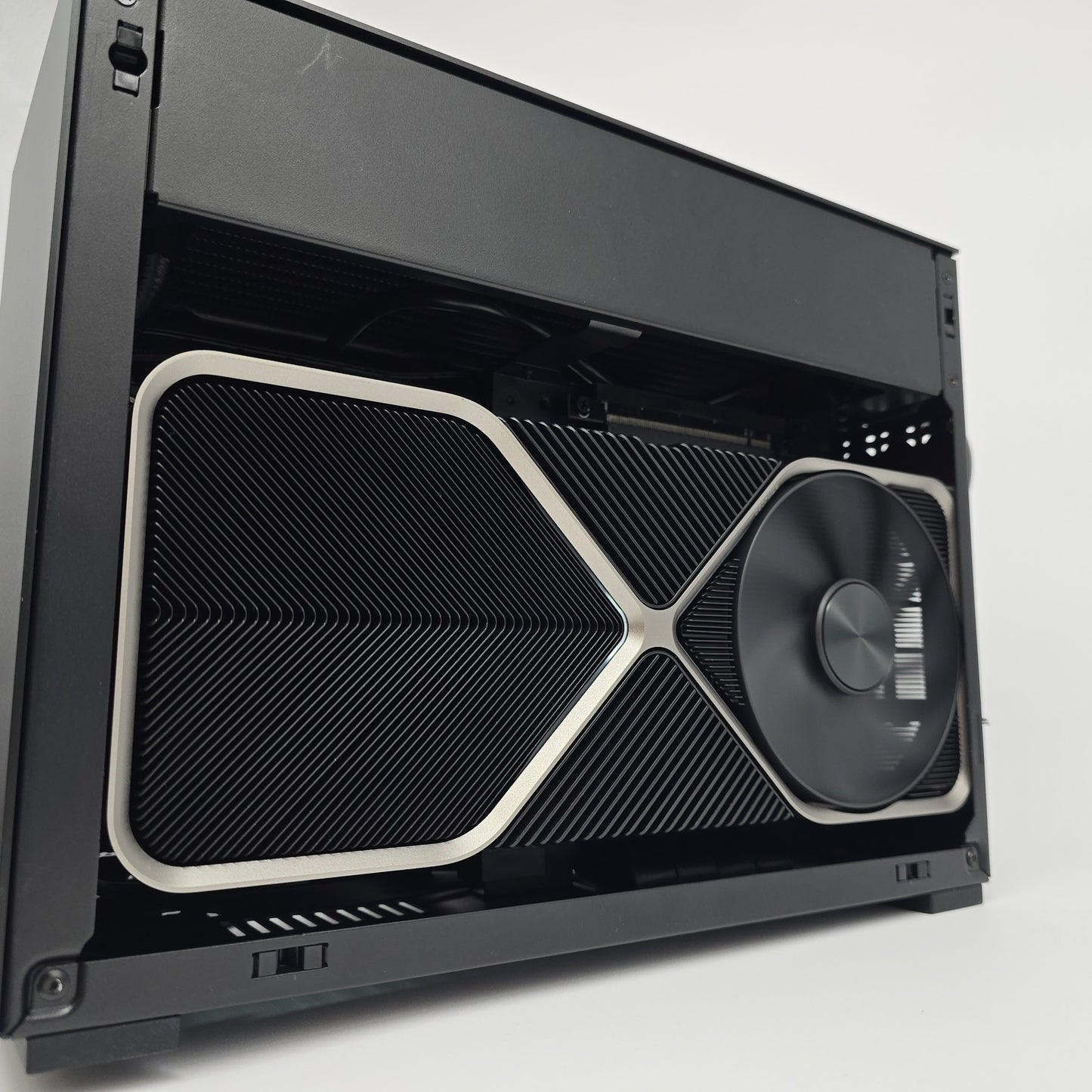 RTX 4080 Founders Edition, Ryzen 7 9800X3D, 32GB DDR5, 2TB NVMe, Lian Li DAN SFX Custom Gaming PC