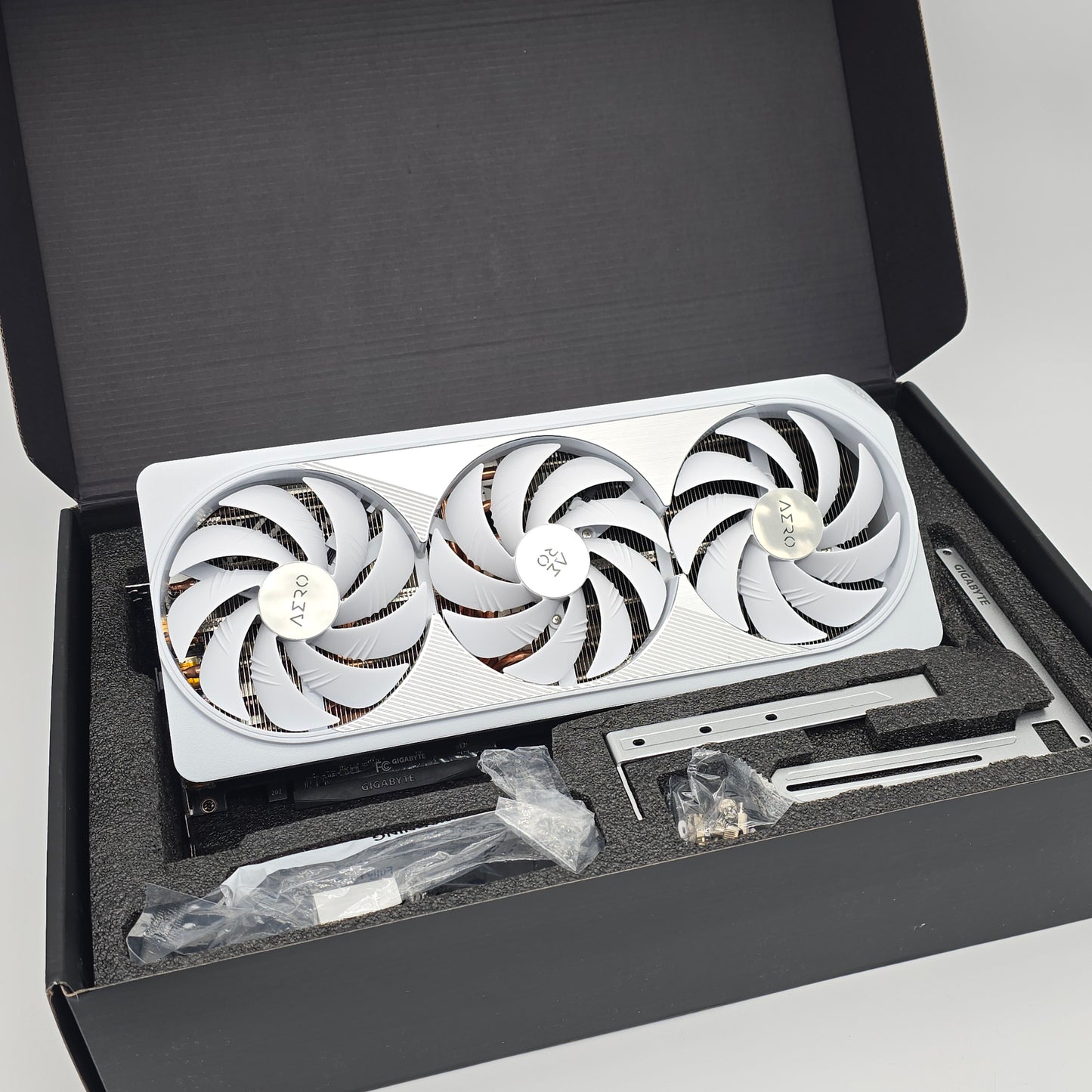 RTX 4080 Super Gigabyte Aero OC White 16GB, NVIDIA Gaming Graphics Card GPU