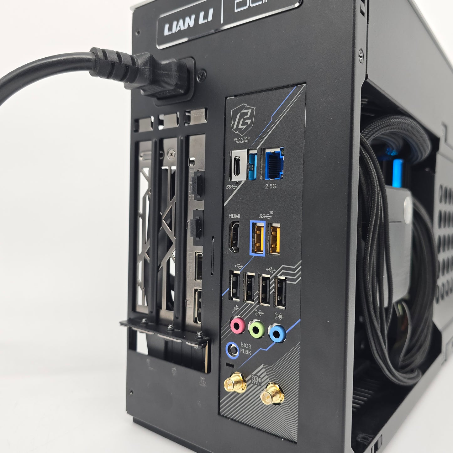 RTX 4090, Ryzen 7800X3D, 32GB DDR5, Lian Li DAN SFX Custom Liquid Cooled Gaming PC