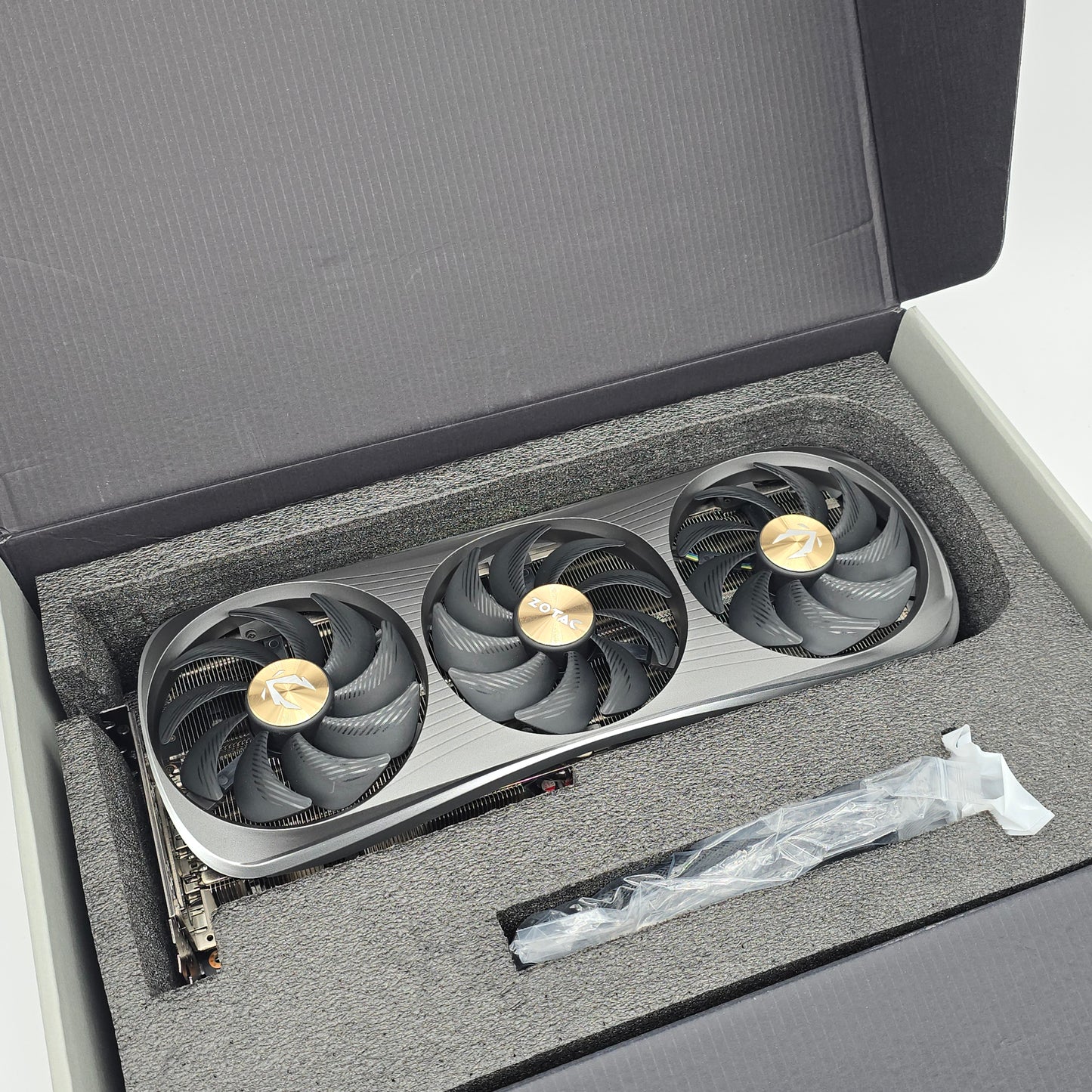 RTX 4090 Zotac AMP Extreme Airo 24GB, NVIDIA Gaming Graphics Card GPU