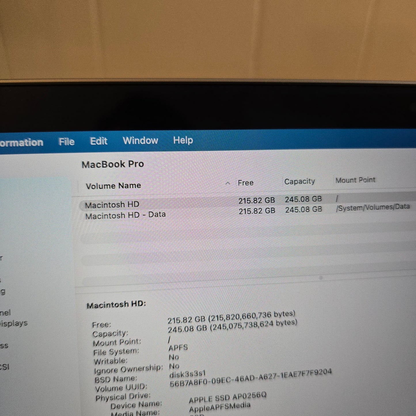 Macbook Pro M1 13" w/ TouchID, 256GB SSD, 8GB RAM