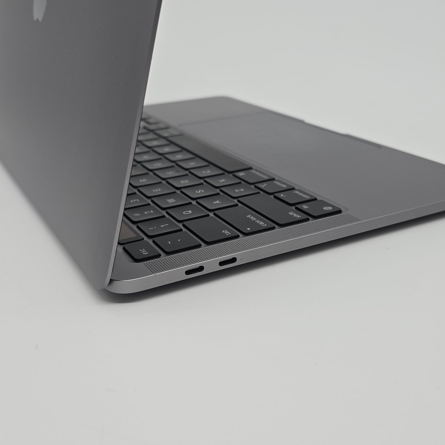 Macbook Pro M1 13" w/ TouchID, 256GB SSD, 8GB RAM