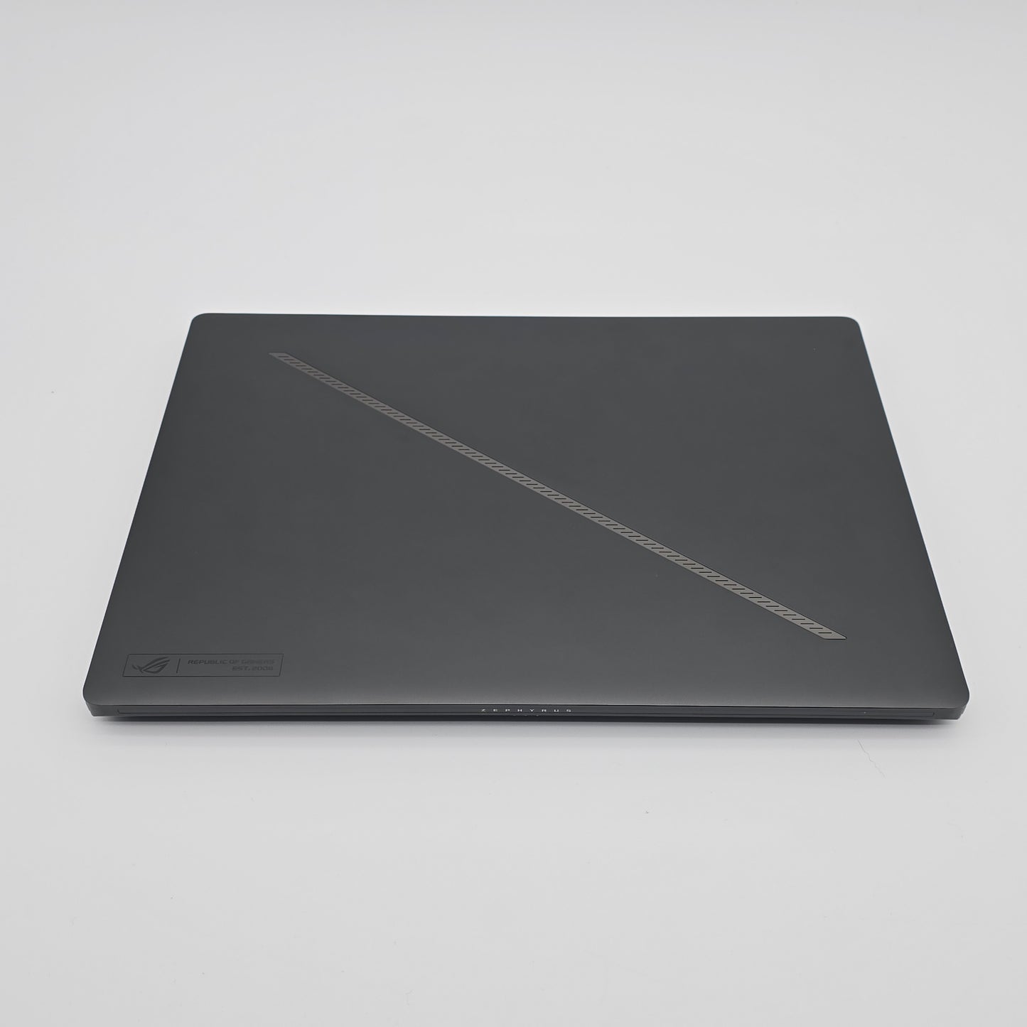 ASUS ROG Zephyrus G16 OLED, NVIDIA RTX 4090, Ultra 9 185H, 32GB RAM, 2TB NVMe, QHD+ 240Hz OLED