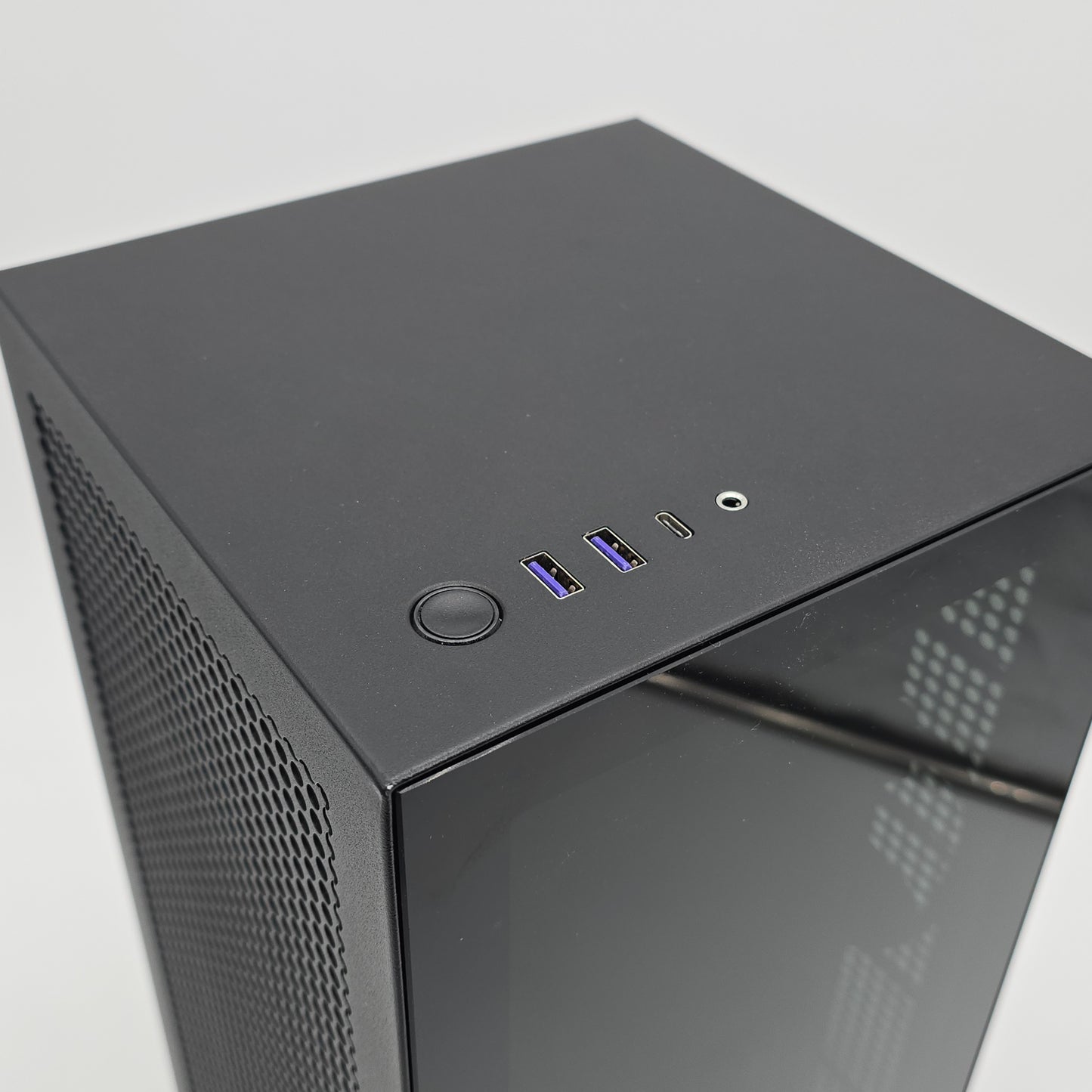 RTX 5080, Intel Core i7-13700K, 2TB NVMe, 32GB DDR5, Mini ITX NZXT H1 Gaming PC