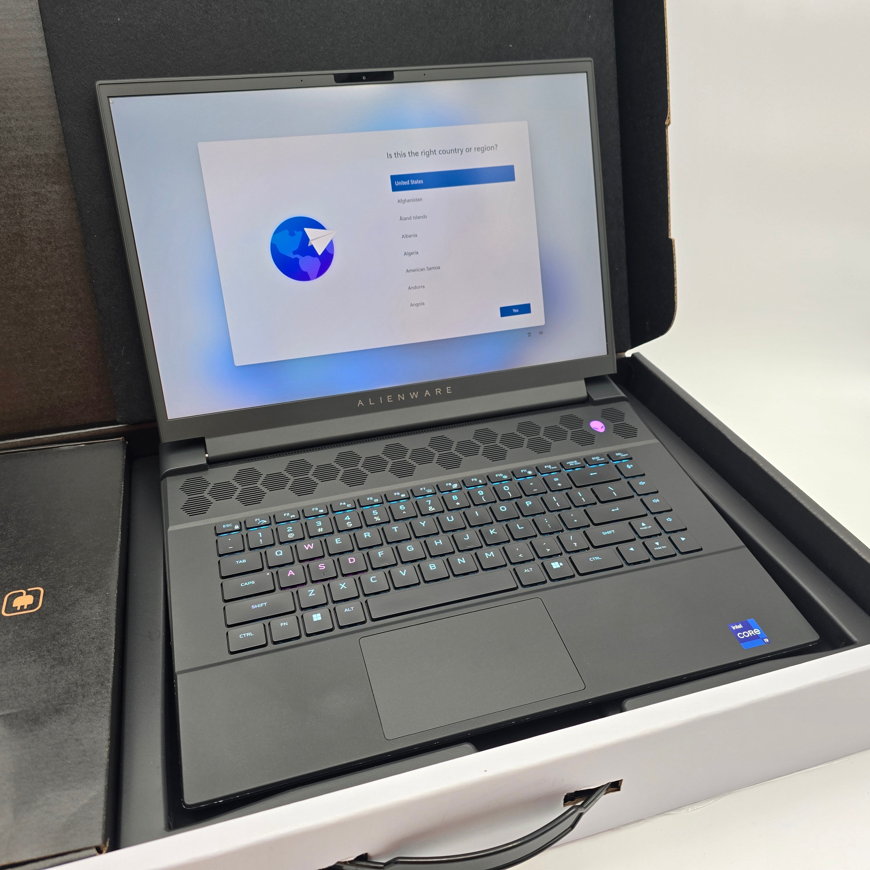 Alienware M16 Gaming Laptop, RTX 4080, Intel i9-13900HX, 32GB DDR5, 24 ...