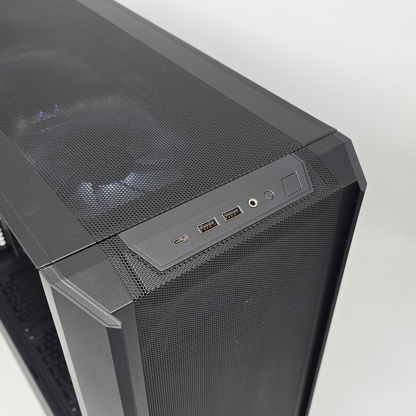 RX 6800 XT, Ryzen 7 7700X, 32GB DDR5, 2TB NVMe, Custom Lian Li RGB Gaming PC