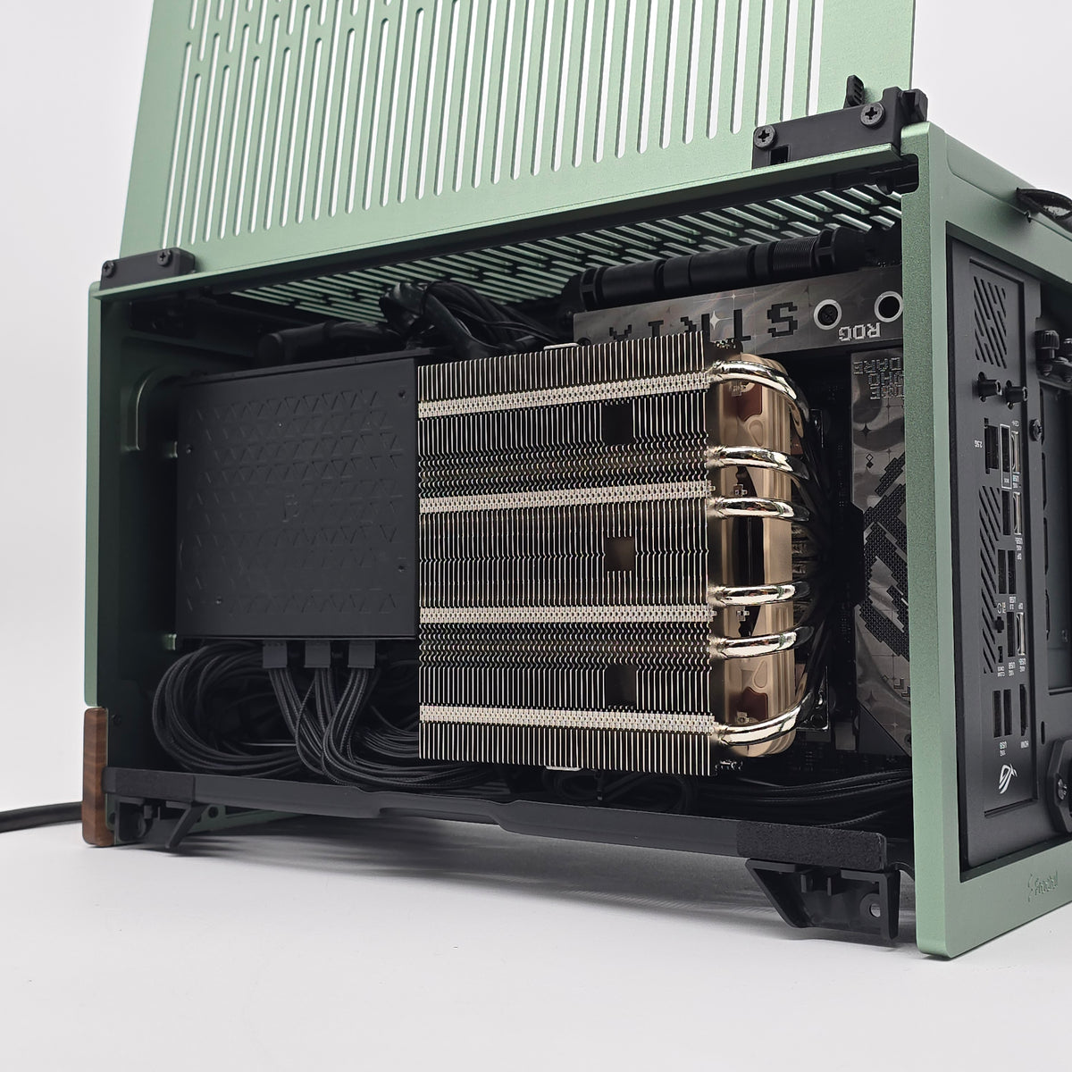 RTX 5090, Ryzen 9800X3D, 64GB DDR5, 4TB NVMe, Custom Fractal Terra Jad ...