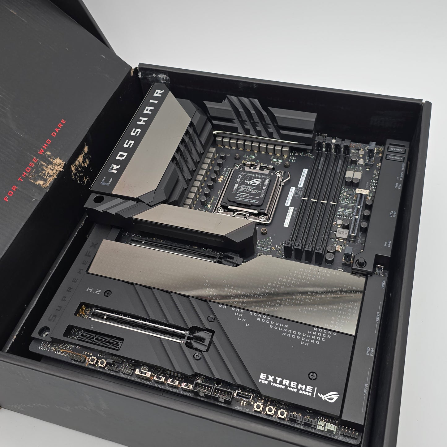 ASUS ROG Crosshair X670E Extreme, Socket AM5, ATX Desktop Gaming Motherboard