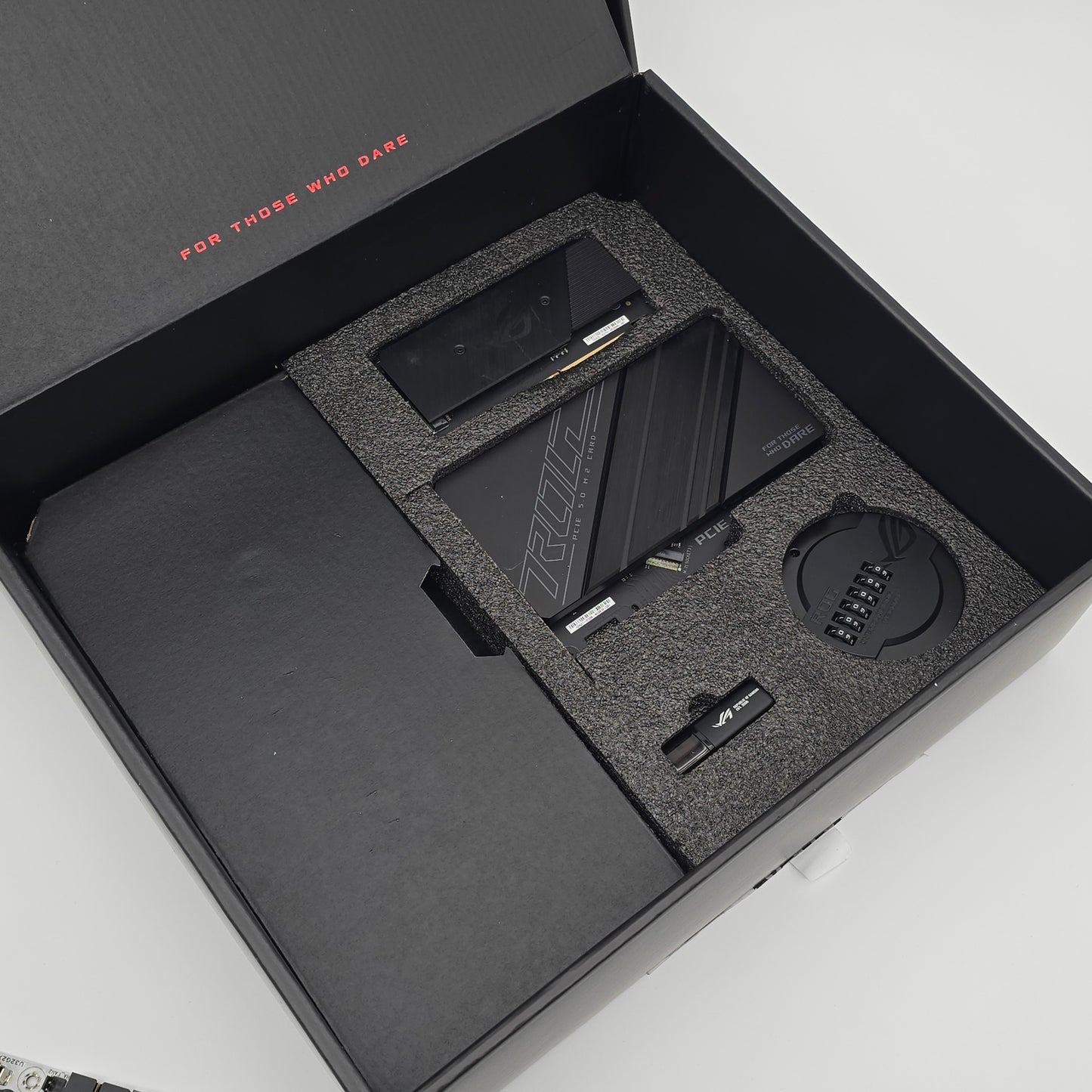 ASUS ROG Z790 Maximus Apex White, Intel Socket Type LGA 1700 Gaming Motherboard