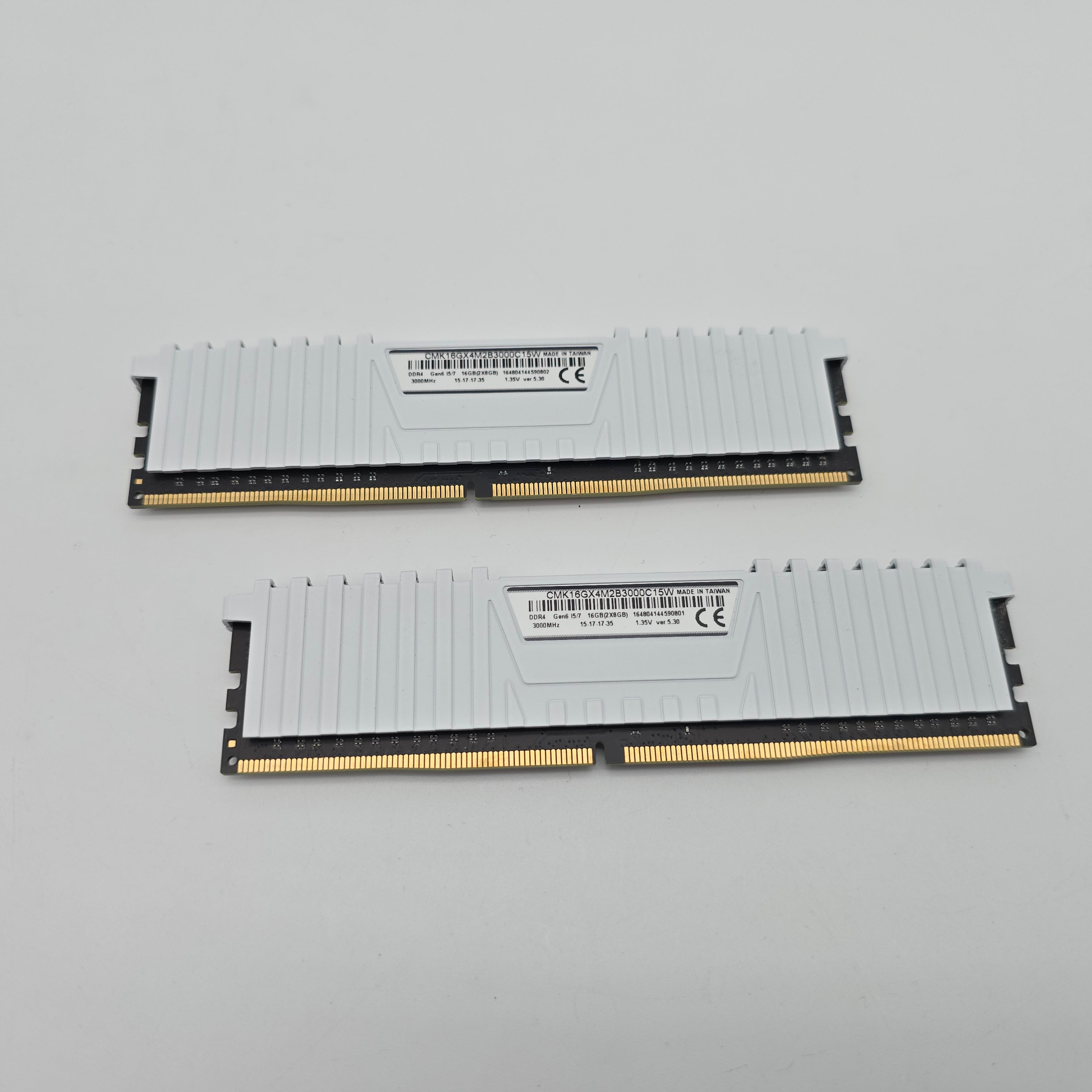 Corsair DDR4 16gb×2枚(32gb)メモリー ホワイト Corsair DDR4 16gb×2枚