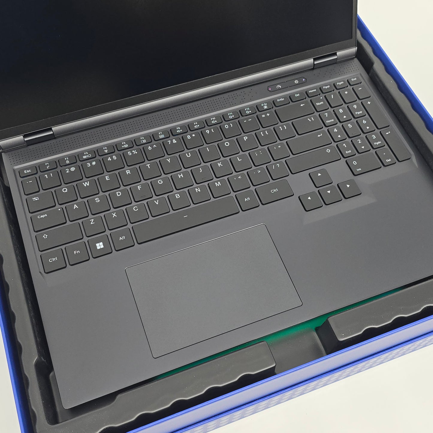 Eluktronics Hydroc 16, RTX 4090, Intel i9-14900HX, 8TB NVMe, 64GB DDR5, 240Hz QHD Gaming Laptop