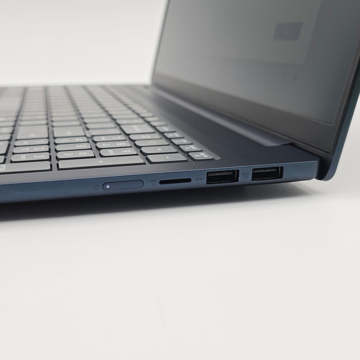 Lenovo Ideapad Slim 5, Radeon 860M, Ryzen AI 7 350, 16GB DDR5, 1TB NVMe, 16" WUXGA 60Hz, Windows Workstation Laptop