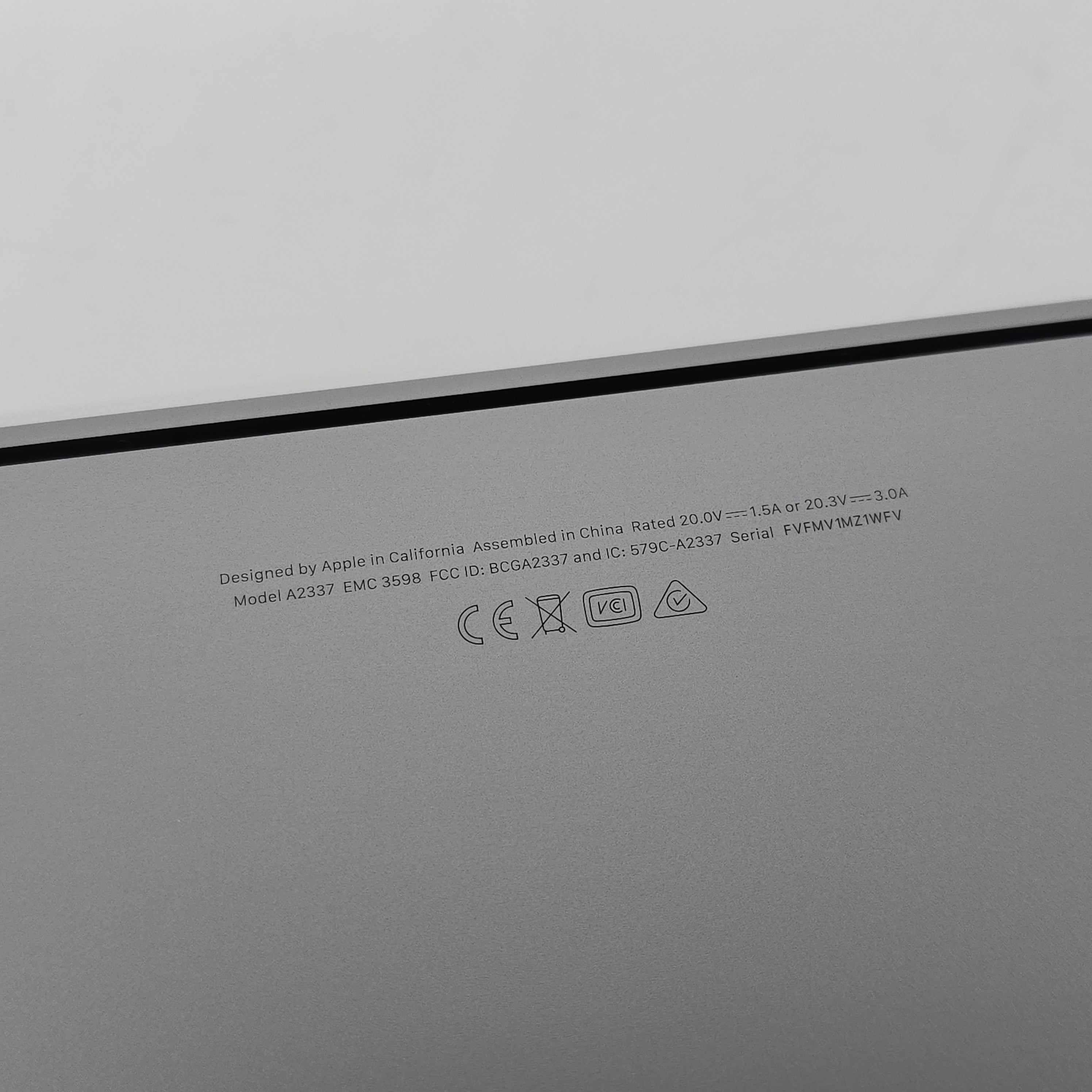 Macbook Air Apple M1 Chip, 256GB SSD, 8GB RAM, TouchID, Like New
