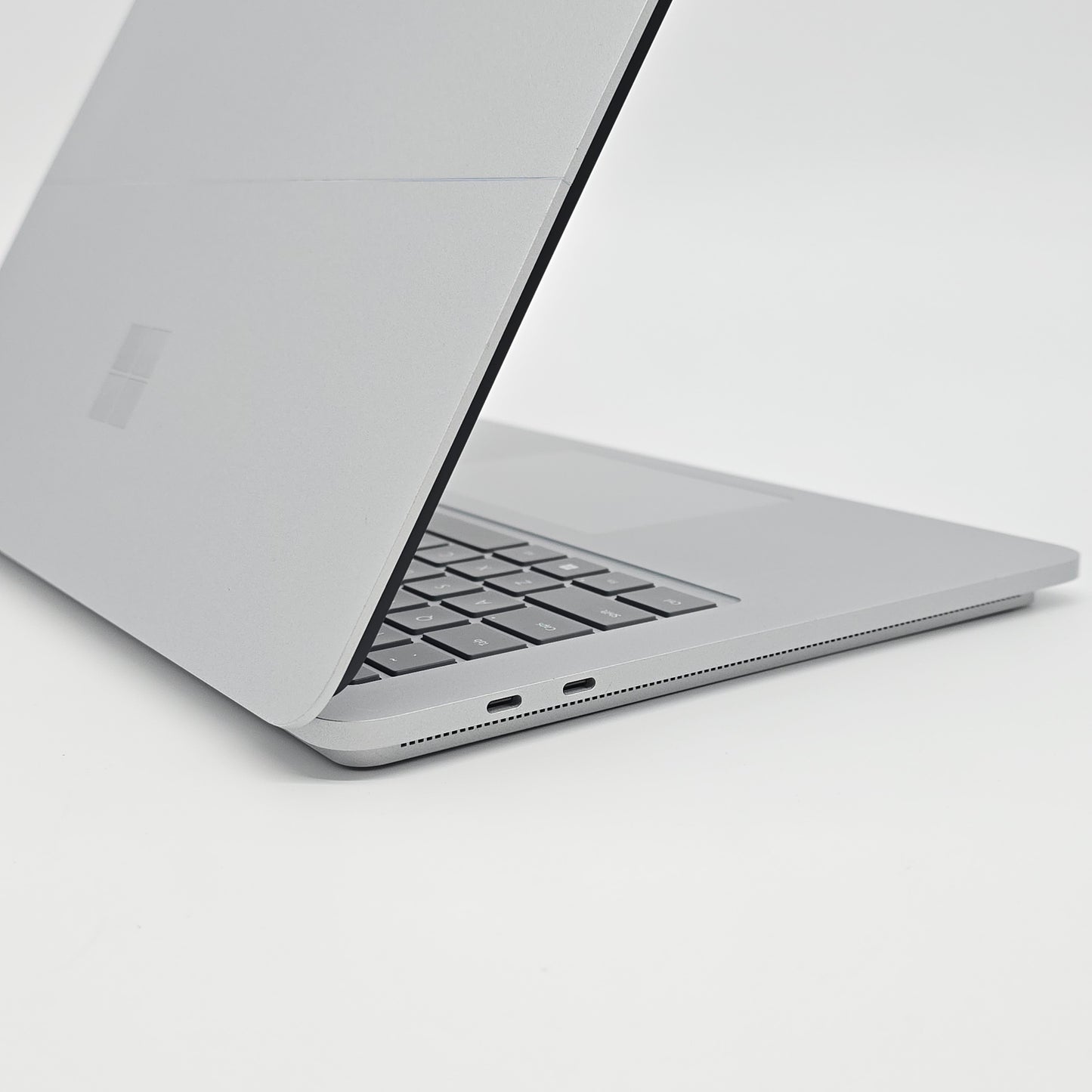 Microsoft Surface Laptop Studio 14.4" Touchscreen, RTX 3050 Ti, 32GB RAM, 2TB NVMe, QHD+ 120Hz, Intel i7-11370H
