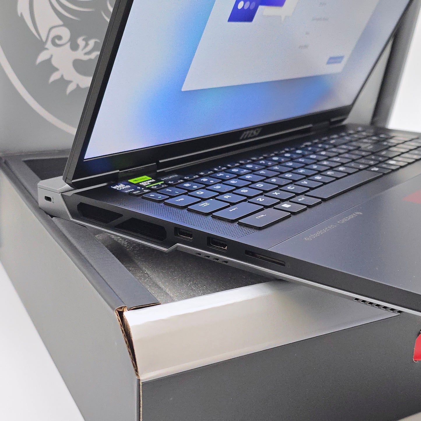 MSI Titan 18 HX AI, RTX 5090, Intel Ultra 9 285HX, 64GB RAM, 6TB NVMe, UHD+ MiniLED 120Hz Gaming Laptop