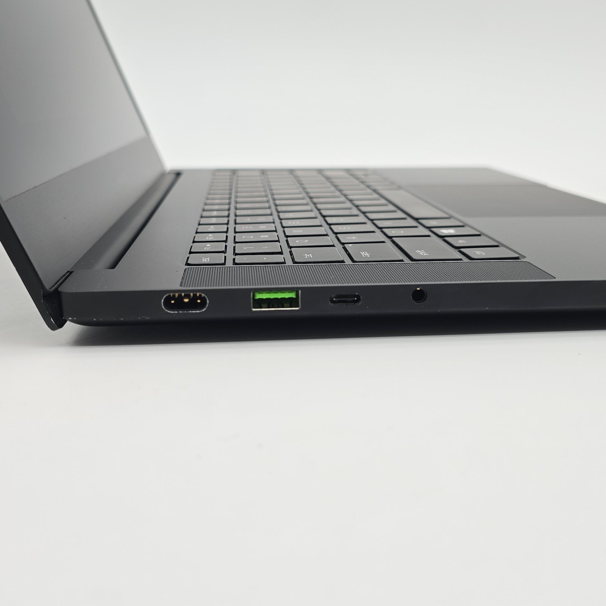 Razer Blade 14, RTX 3070, AMD Ryzen 9 5900HX, 16GB DDR4, 1TB NVMe, 14" 1440p 165Hz, Windows Gaming Laptop