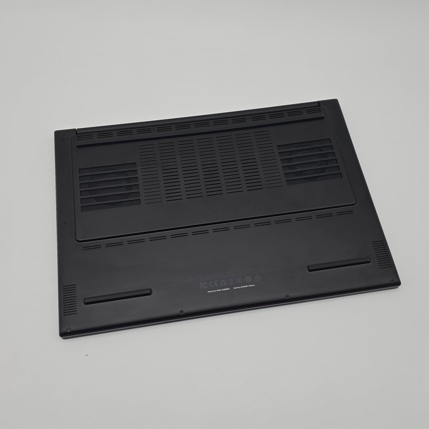 Razer Blade 16 OLED, NVIDIA RTX 5090, AMD Ryzen AI 9 HX370, 32GB DDR5, 2TB NVMe, QHD+ 240Hz, Gaming Laptop