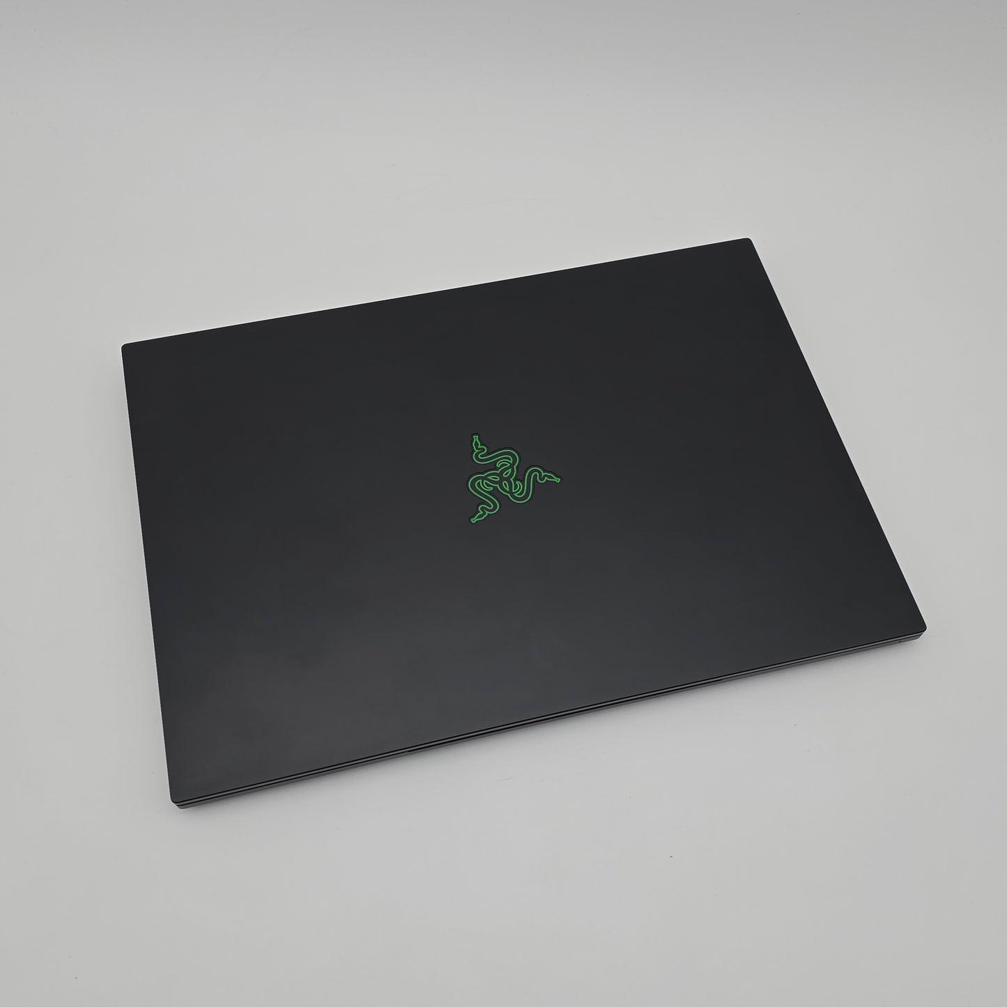 Razer Blade 16 OLED, NVIDIA RTX 5090, AMD Ryzen AI 9 HX370, 32GB DDR5, 2TB NVMe, QHD+ 240Hz, Gaming Laptop