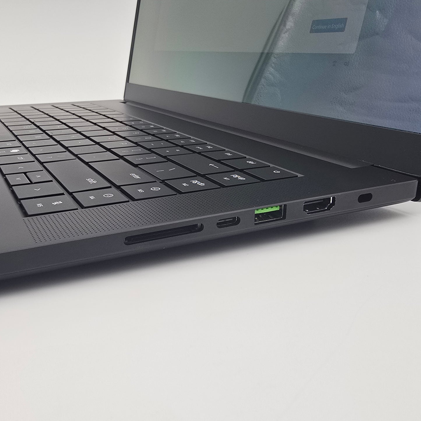 Razer Blade 16 OLED, NVIDIA RTX 5090, AMD Ryzen AI 9 HX370, 32GB DDR5, 2TB NVMe, QHD+ 240Hz, Gaming Laptop