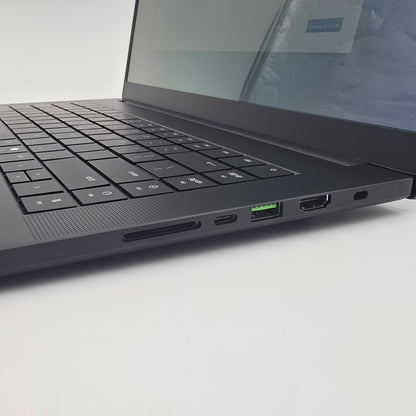 Razer Blade 16 OLED, NVIDIA RTX 5090, AMD Ryzen AI 9 HX370, 32GB DDR5, 2TB NVMe, QHD+ 240Hz, Gaming Laptop