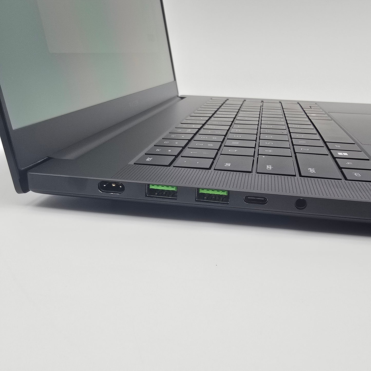 Razer Blade 16 OLED, NVIDIA RTX 5090, AMD Ryzen AI 9 HX370, 32GB DDR5, 2TB NVMe, QHD+ 240Hz, Gaming Laptop